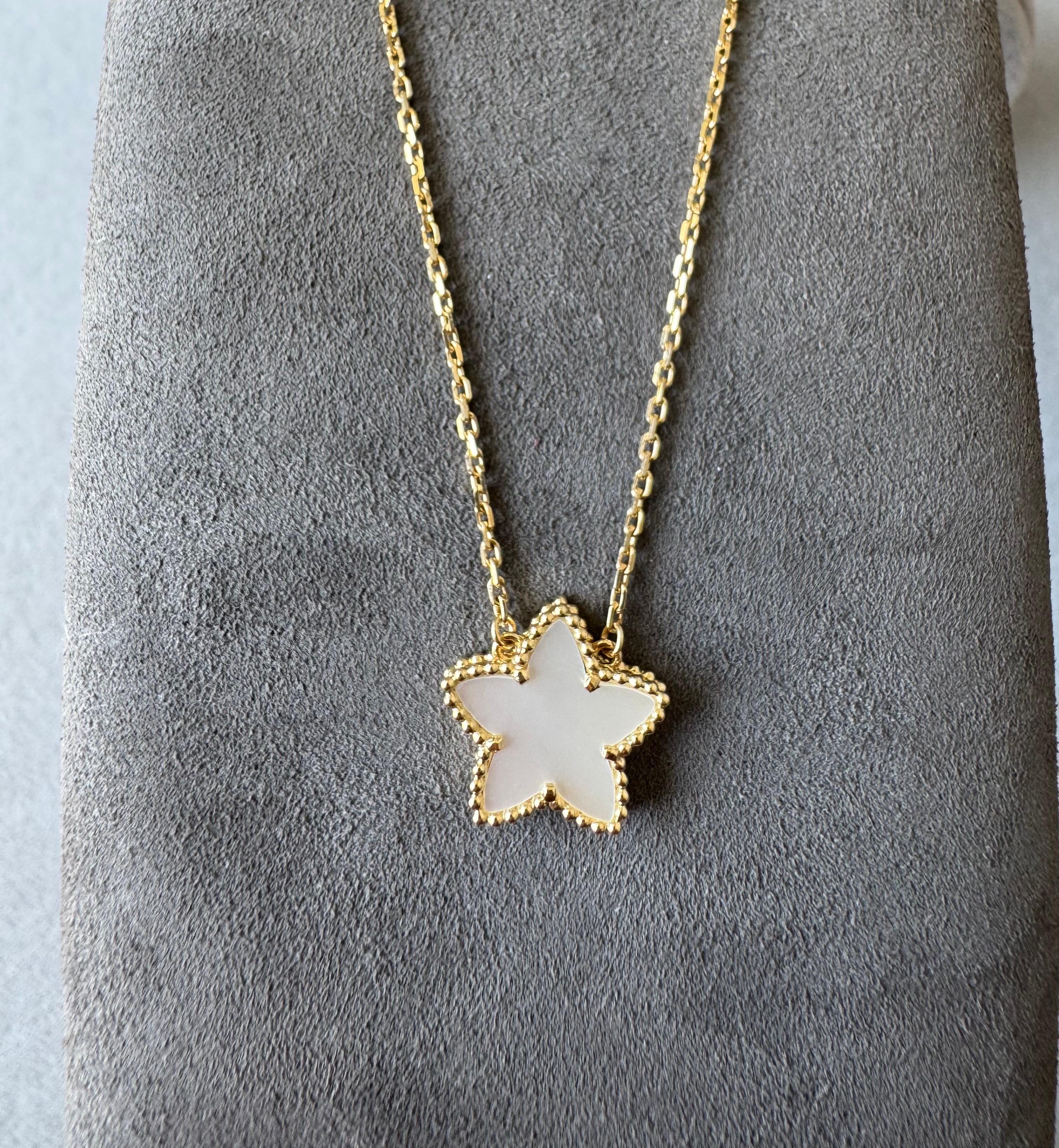 Van Cleef & Arpels Vintage Alhambra Star Holiday Edition Perlen-Anhänger-Halskette (Moderne) im Angebot