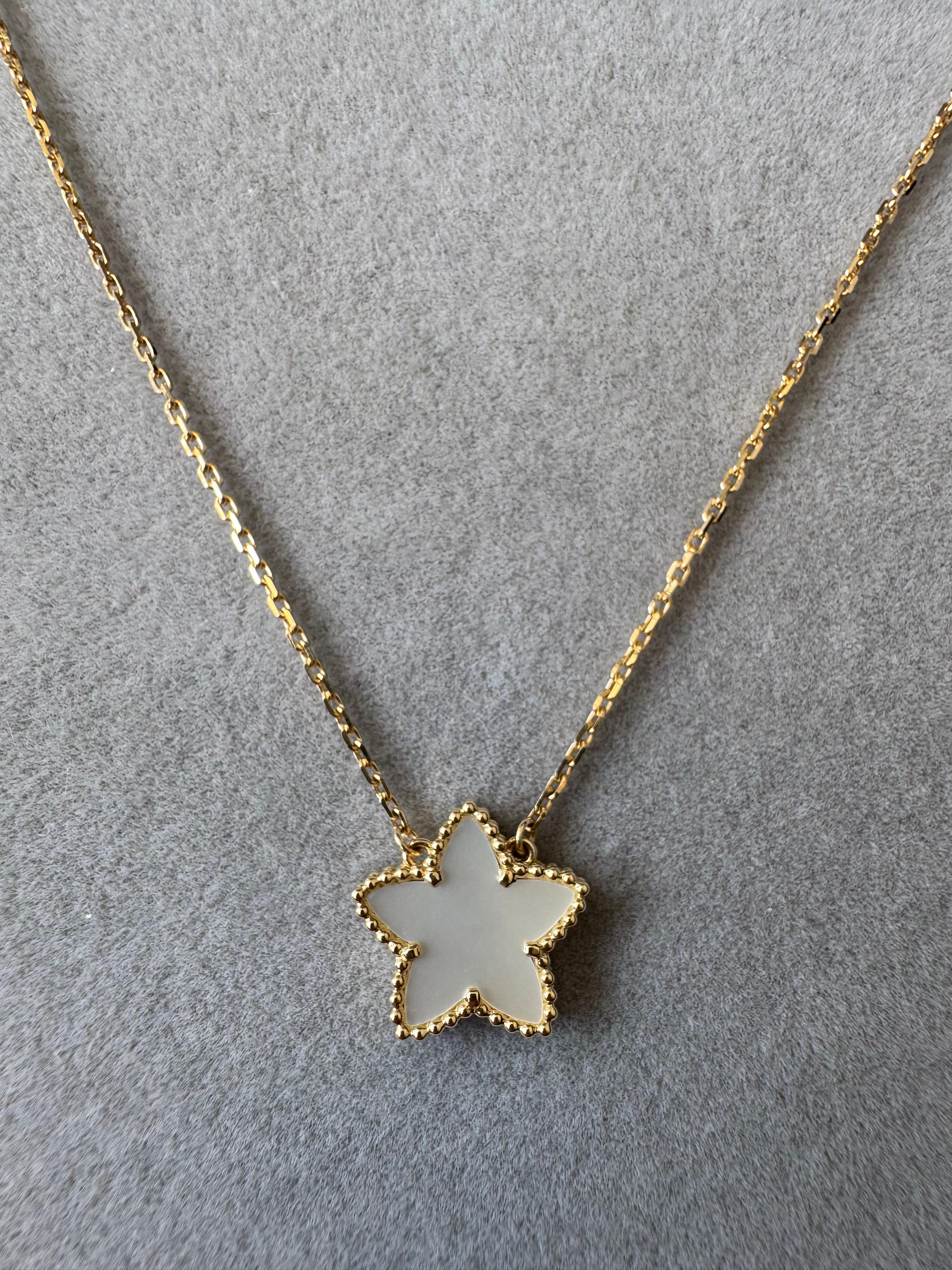 Van Cleef & Arpels Vintage Alhambra Star Holiday Edition Perlen-Anhänger-Halskette (Cabochon) im Angebot