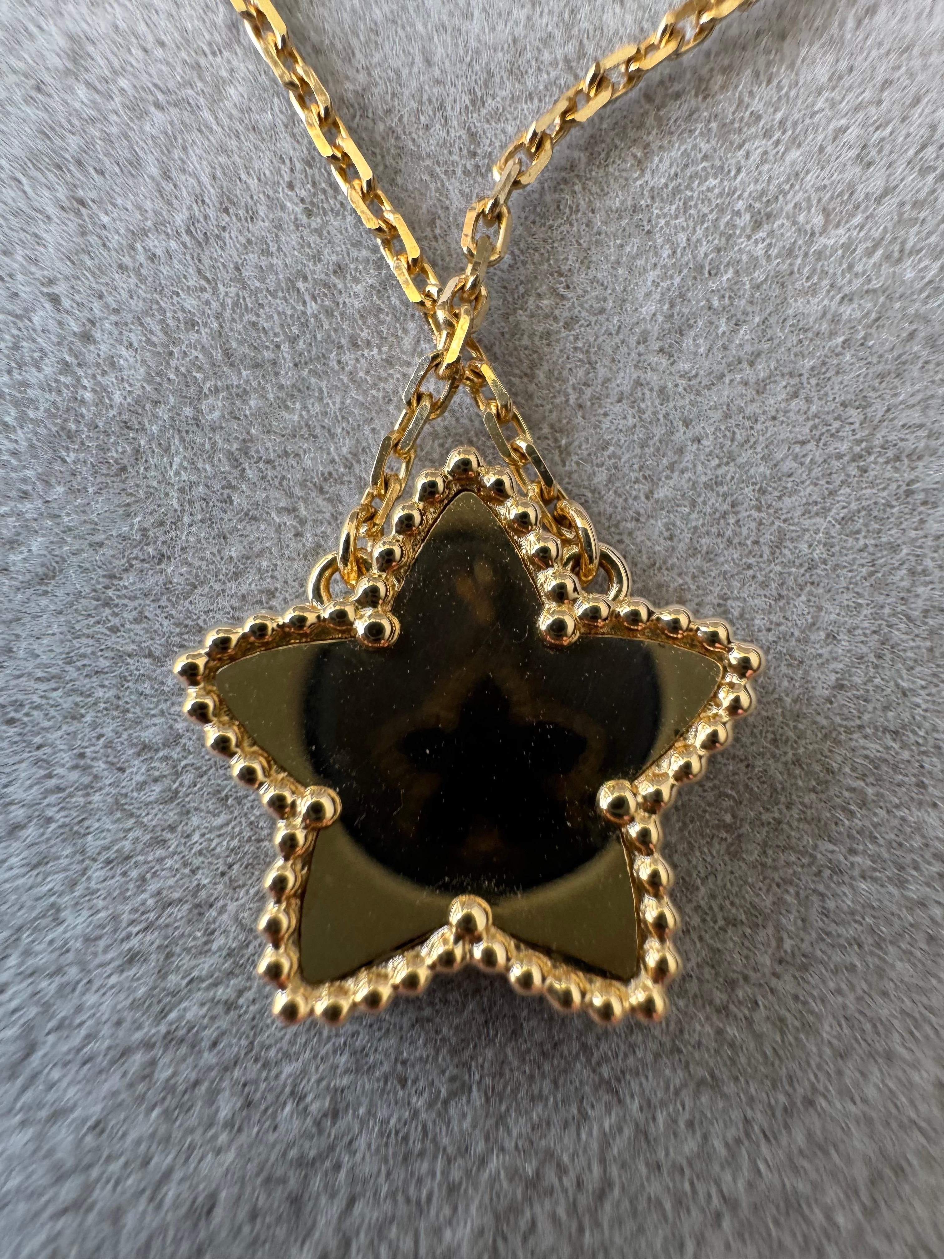 Van Cleef & Arpels Vintage Alhambra Star Holiday Edition Perlen-Anhänger-Halskette im Zustand „Hervorragend“ im Angebot in Oakton, VA