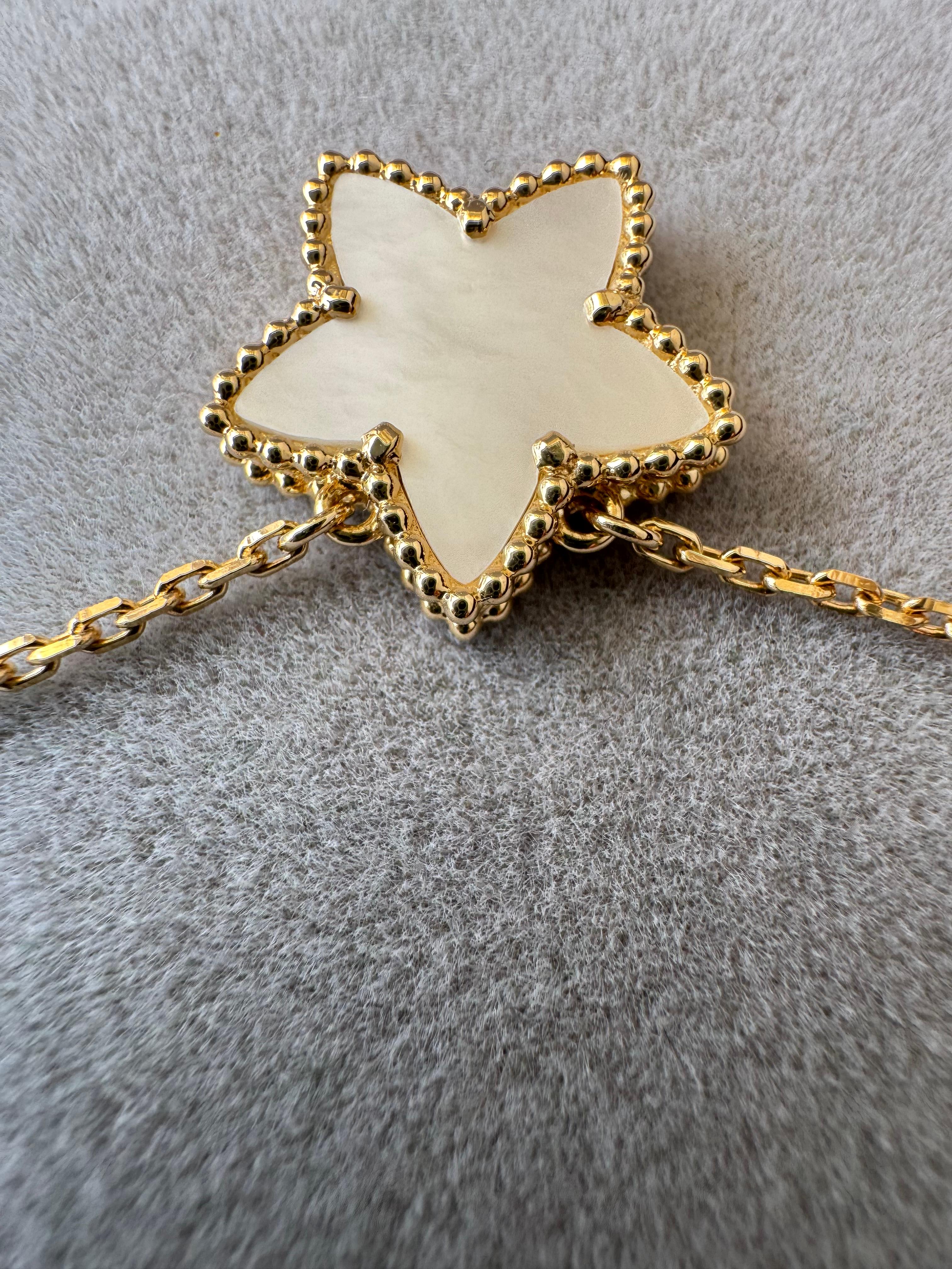 Van Cleef & Arpels Vintage Alhambra Star Holiday Edition Perlen-Anhänger-Halskette für Damen oder Herren im Angebot