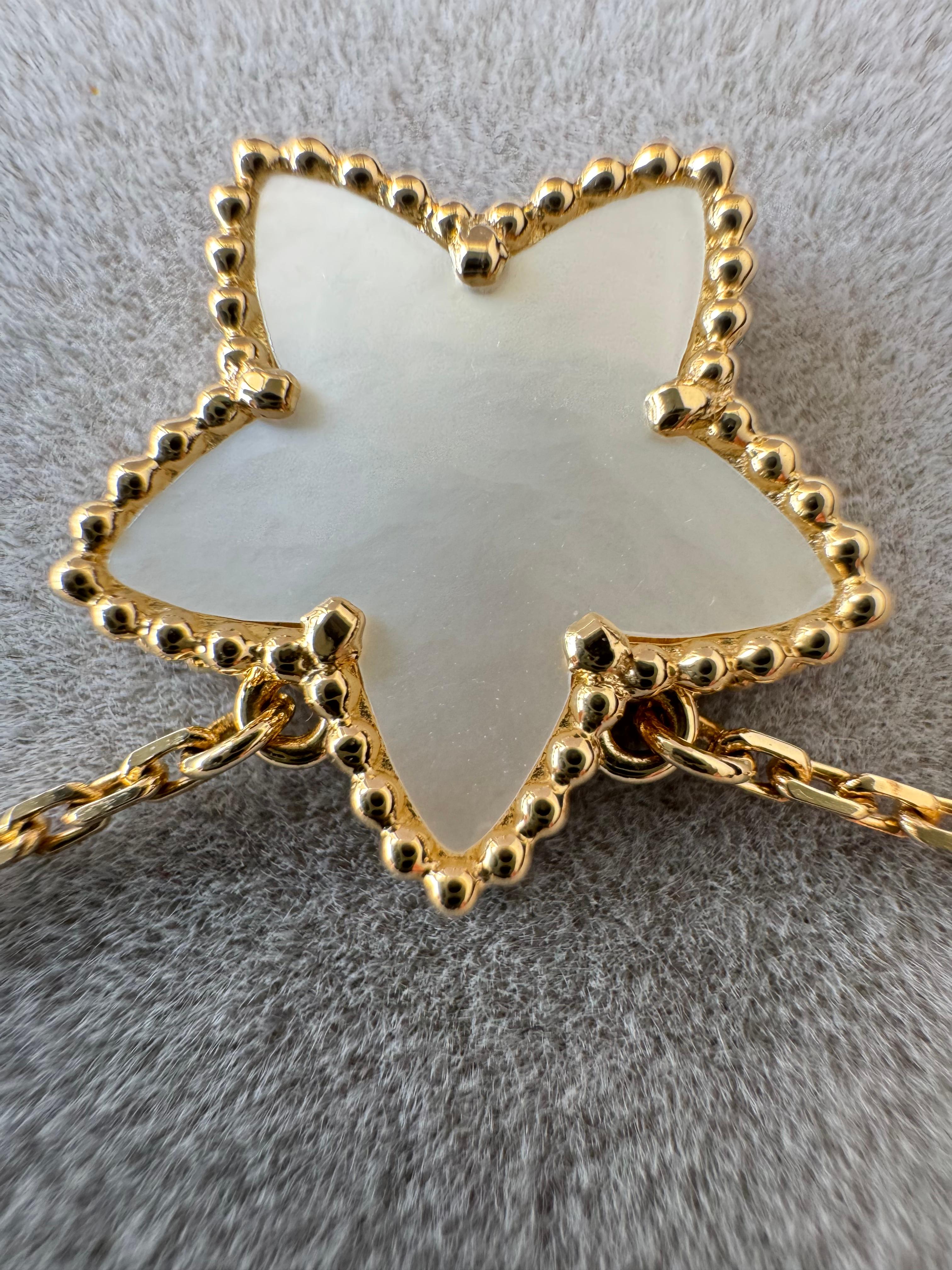 Van Cleef & Arpels Vintage Alhambra Star Holiday Edition Perlen-Anhänger-Halskette im Angebot 1