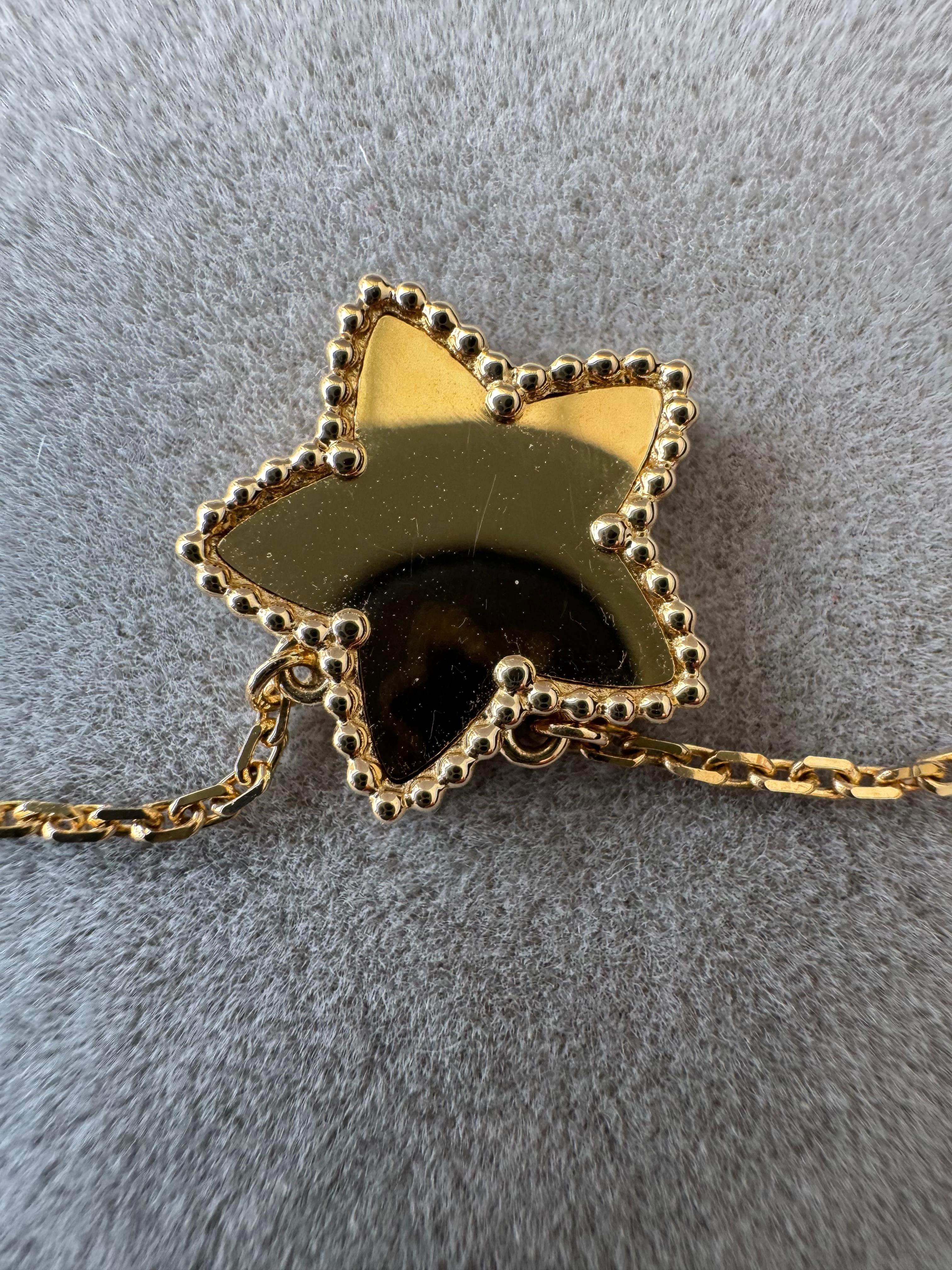 Van Cleef & Arpels Vintage Alhambra Star Holiday Edition Perlen-Anhänger-Halskette im Angebot 2