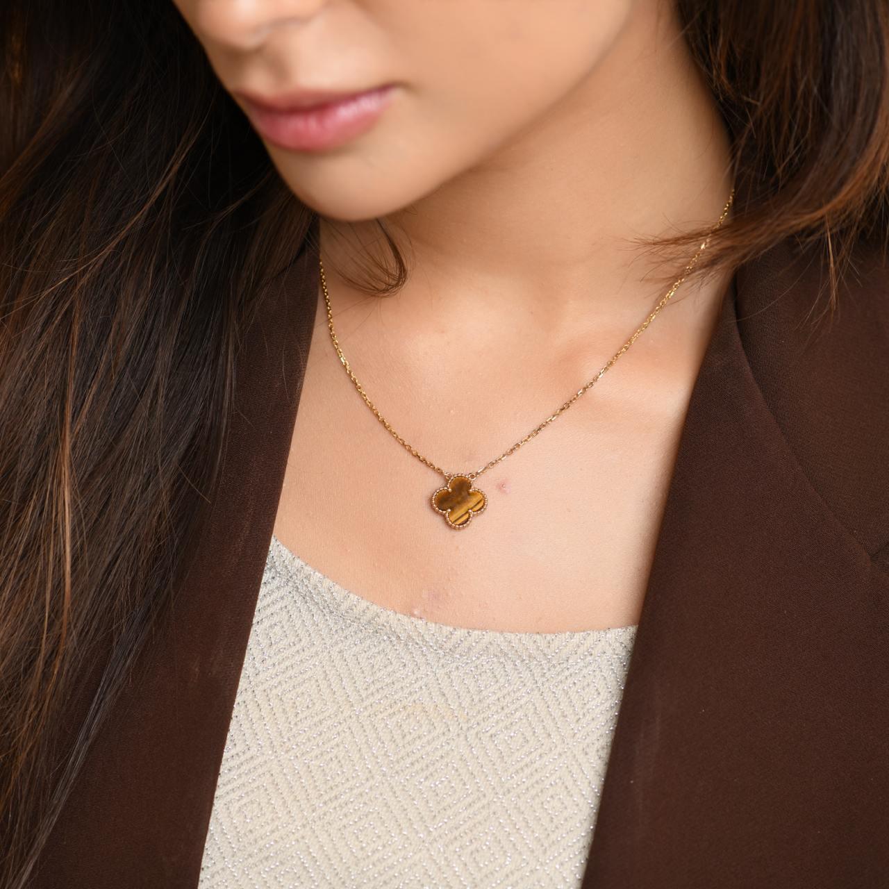 Non taillé Van Cleef & Arpels Vintage Alhambra Tiger Eye Pendentif en or jaune 18K en vente