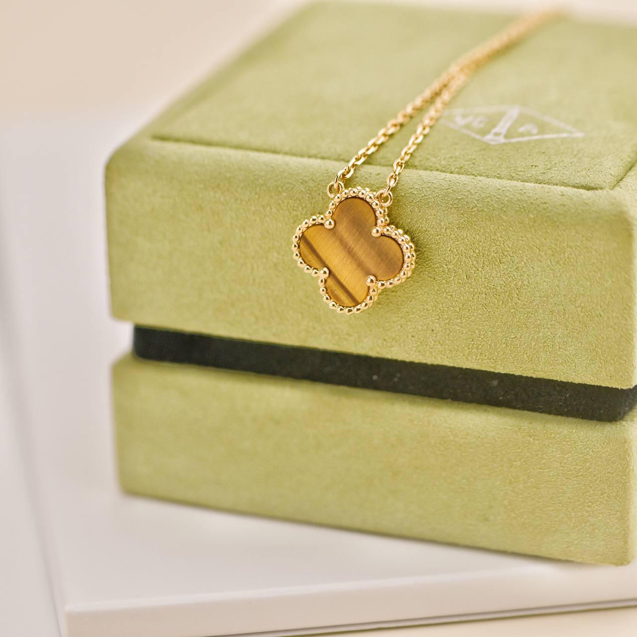 Van Cleef & Arpels Vintage Alhambra Tiger Eye Pendentif en or jaune 18K Excellent état - En vente à Banbury, GB