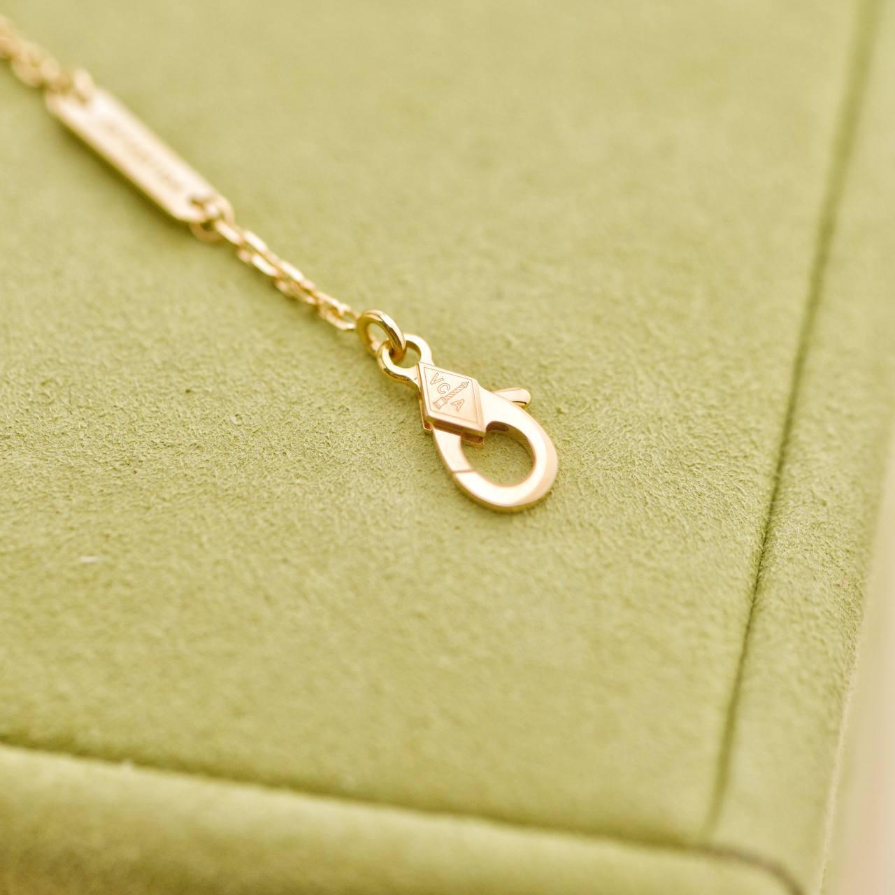 Van Cleef & Arpels Vintage Alhambra Tiger Eye Pendentif en or jaune 18K Unisexe en vente