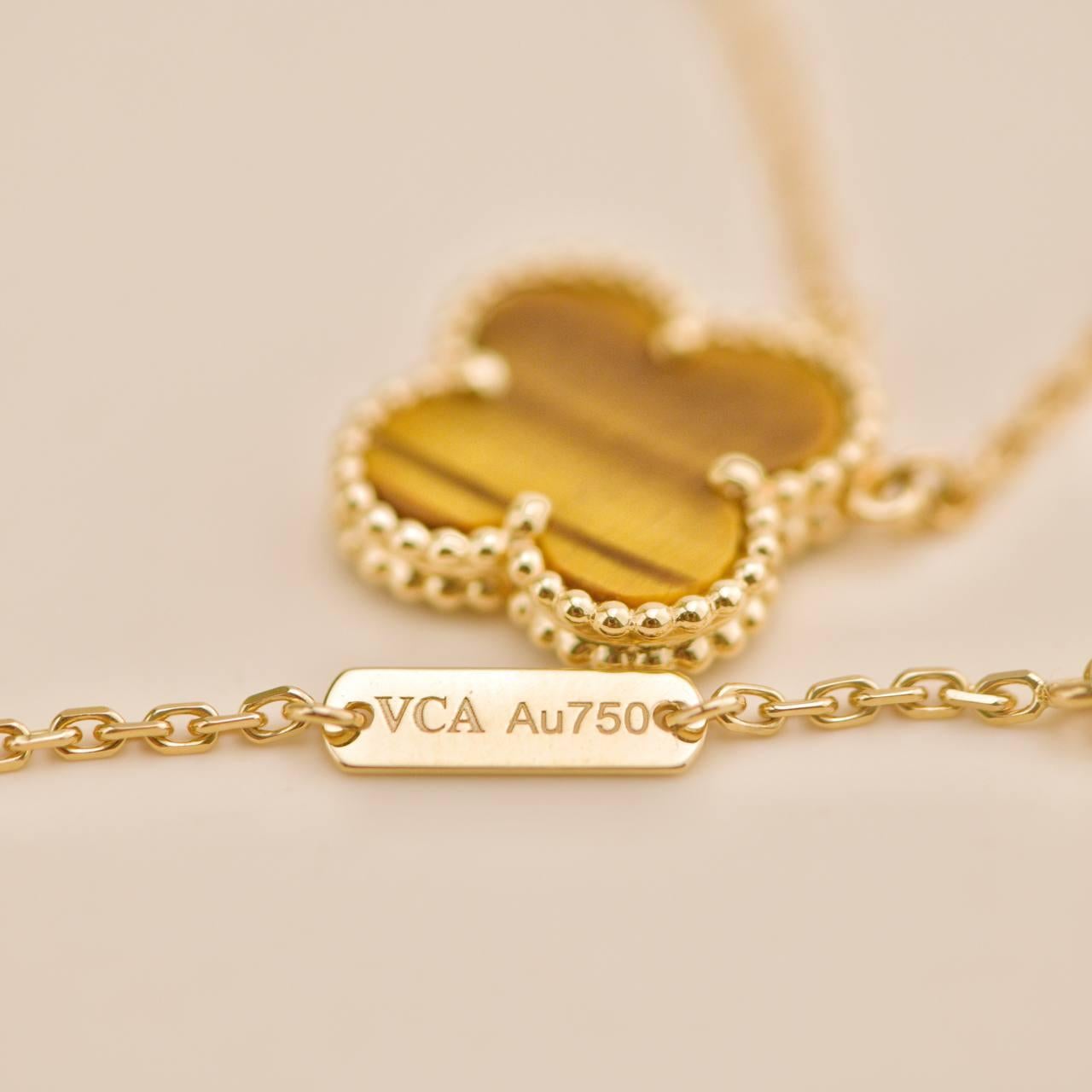 Van Cleef & Arpels Vintage Alhambra Tiger Eye Pendentif en or jaune 18K en vente 2