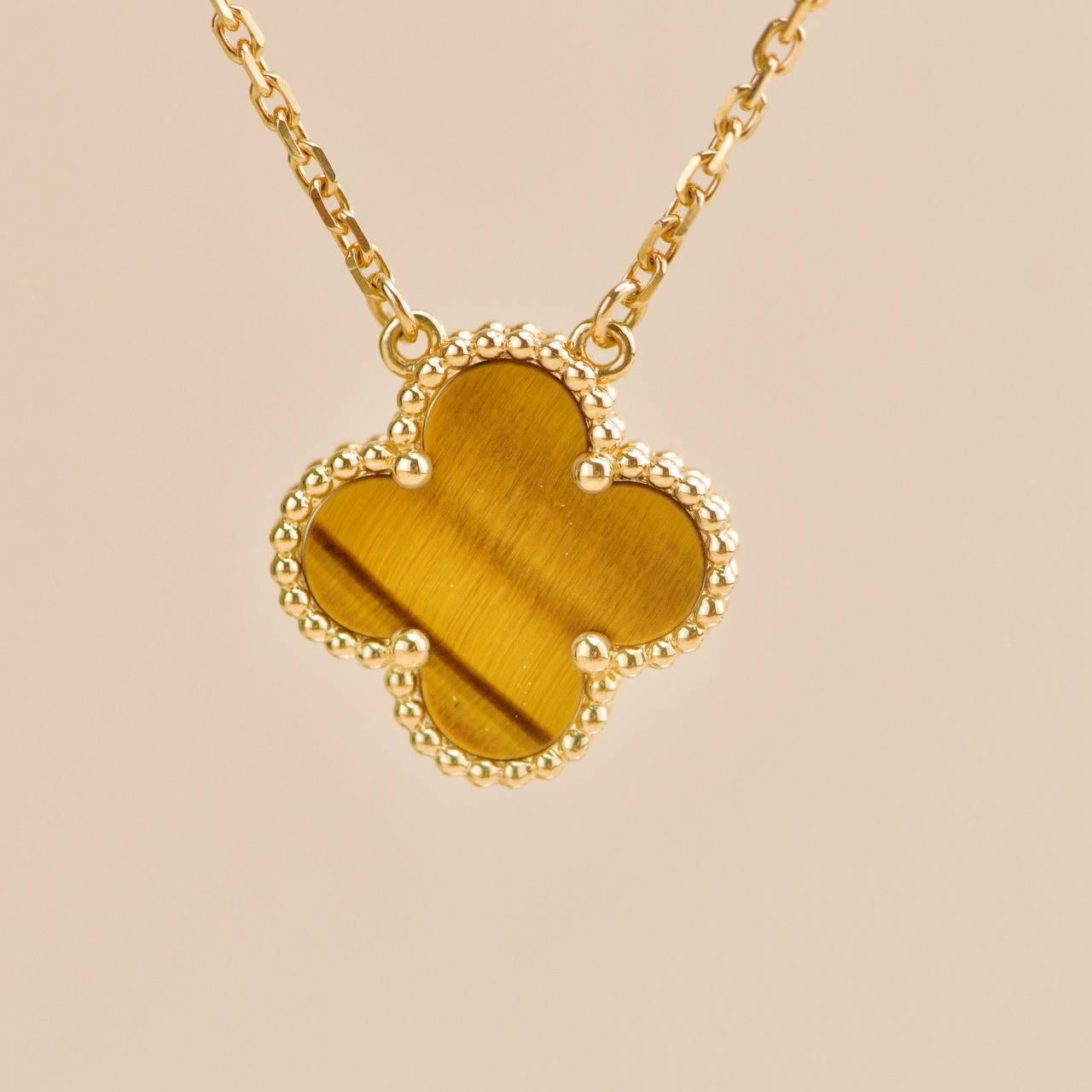 Van Cleef & Arpels Vintage Alhambra Tiger Eye Pendentif en or jaune 18K en vente 3