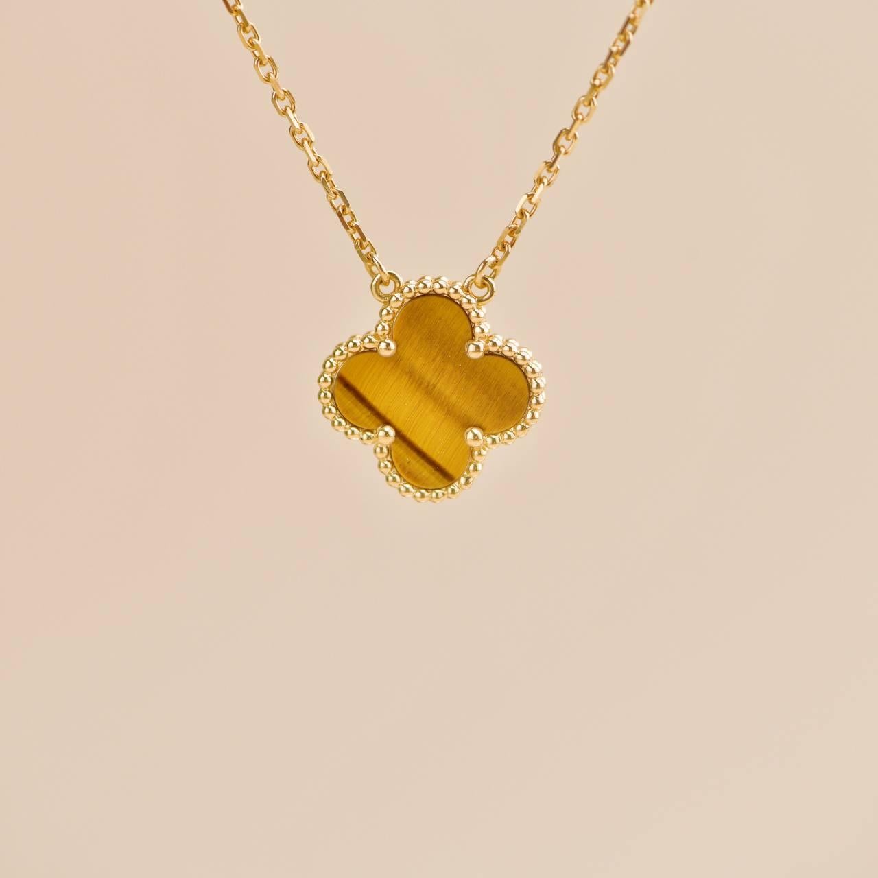 Van Cleef & Arpels Vintage Alhambra Tiger Eye Pendentif en or jaune 18K en vente 4