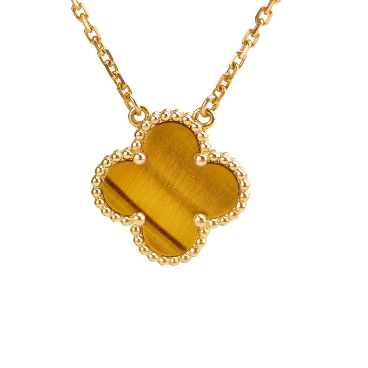 Van Cleef & Arpels Vintage Alhambra Tiger Eye Pendentif en or jaune 18K en vente