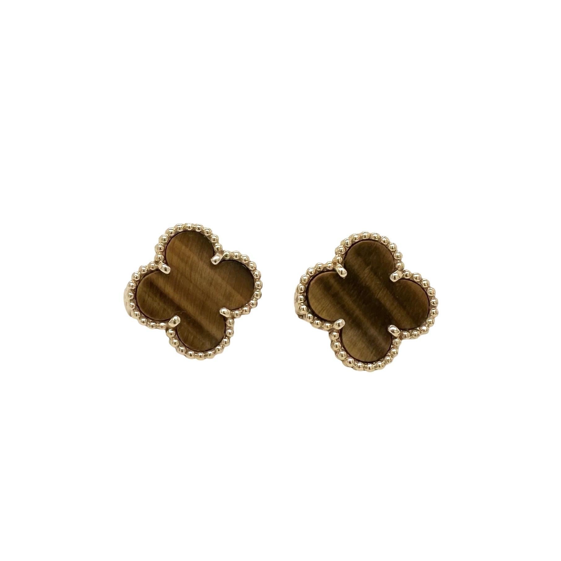 Marke: Van Cleef & Arpels
Modellname: Vintage Alhambra
MATERIAL: Gelbgold Gold
Metallreinheit: 18k
Steine: Tigerauge
Box & Papiere: Van Cleef & Arpels Etui, Echtheitszertifikat (2017)