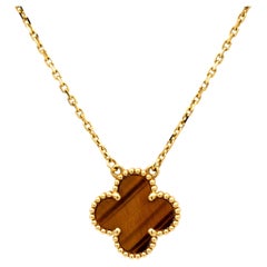 Van Cleef & Arpels, collier pendentif vintage Alhambra en or jaune 18 carats avec œil de tigre