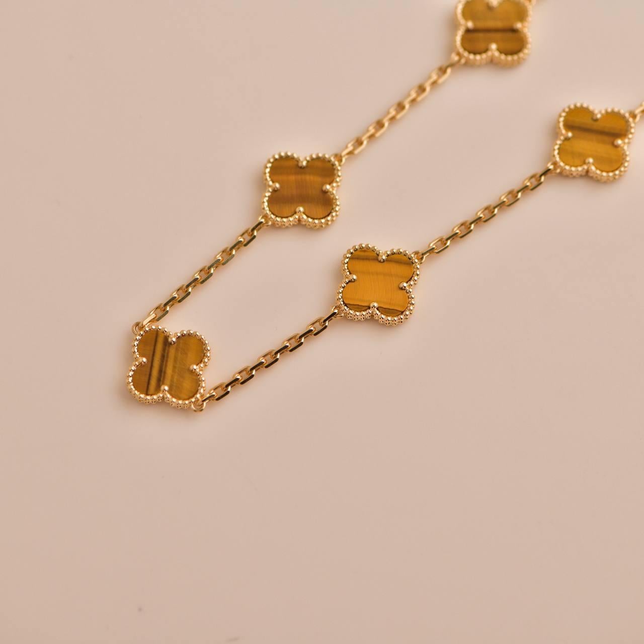 Van Cleef & Arpels Vintage Alhambra Tiger Eye Yellow Gold 20 Motifs Necklace In Excellent Condition In Banbury, GB