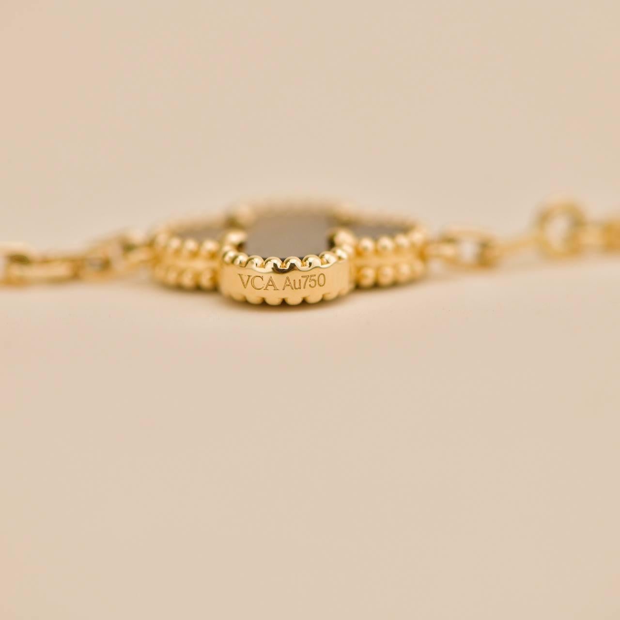 Van Cleef & Arpels Vintage Alhambra Tiger's Eye 5 Motif 18K Yellow Gold Bracelet For Sale 2