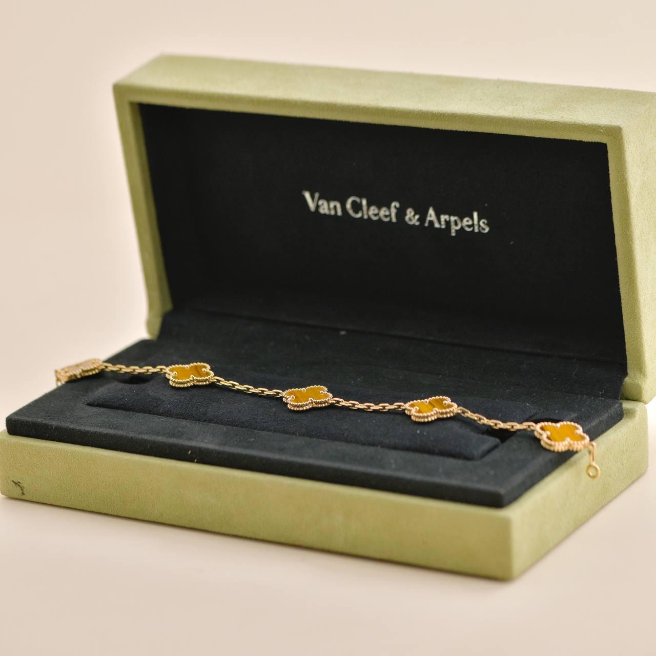 SKU 	AT-2040
Brand	Van Cleef & Arpels
Model	VCARD35600
Date	Circa 2020
________________________________________________________________
Metal	18K Yellow Gold
Serial No.	JB******
Chain Weight	Approx. 11.4g
Chain Length	Approx.