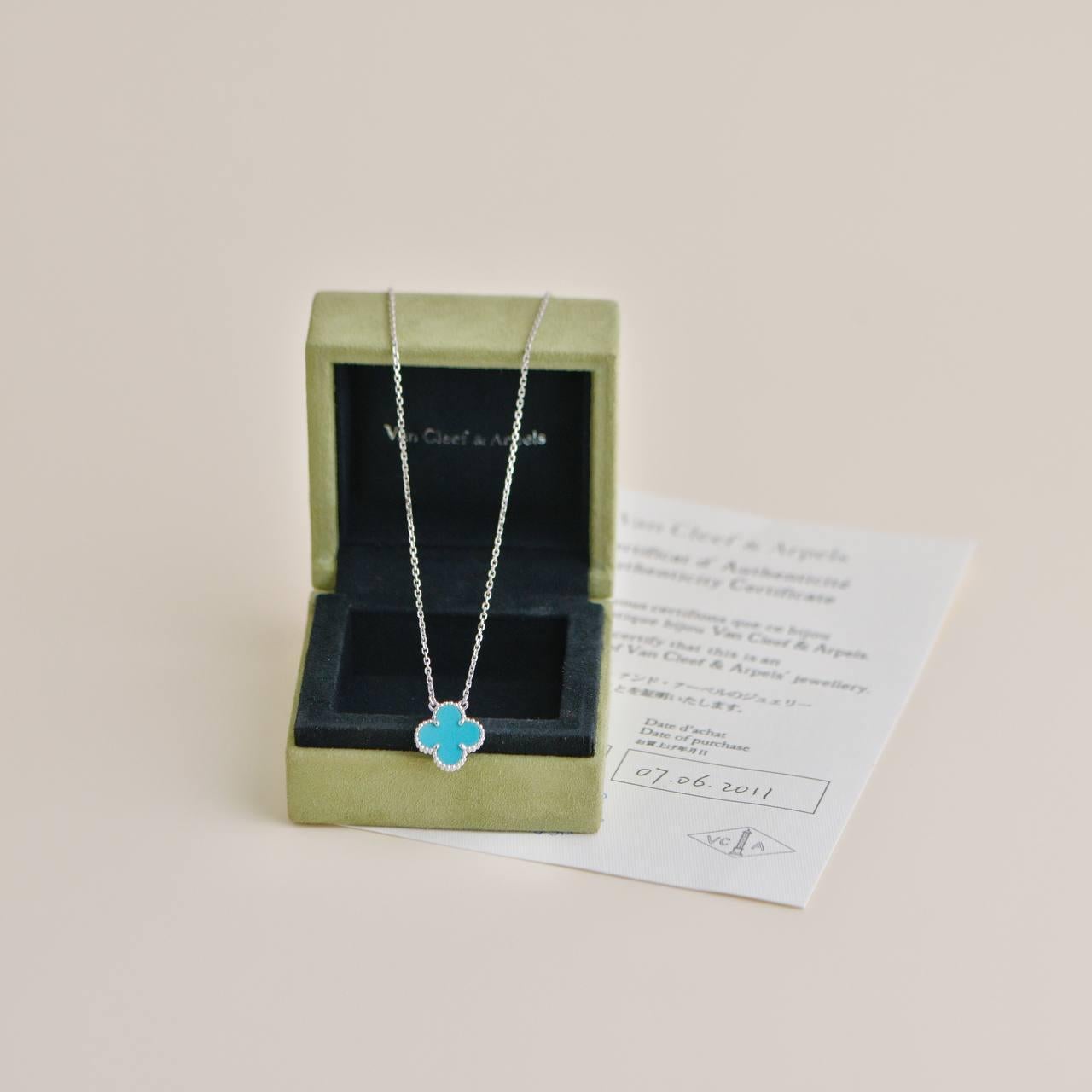 SKU	33301230
Comes With	Full Set (Box + Card)
Date	2011
Model	VCARB8700
Serial Number	JB******
Metal	18k White Gold
Stones	Turquoise
Weight	Approximately 5.8 g
Length	Approximately 42 cm
Width	Approximately 1.5