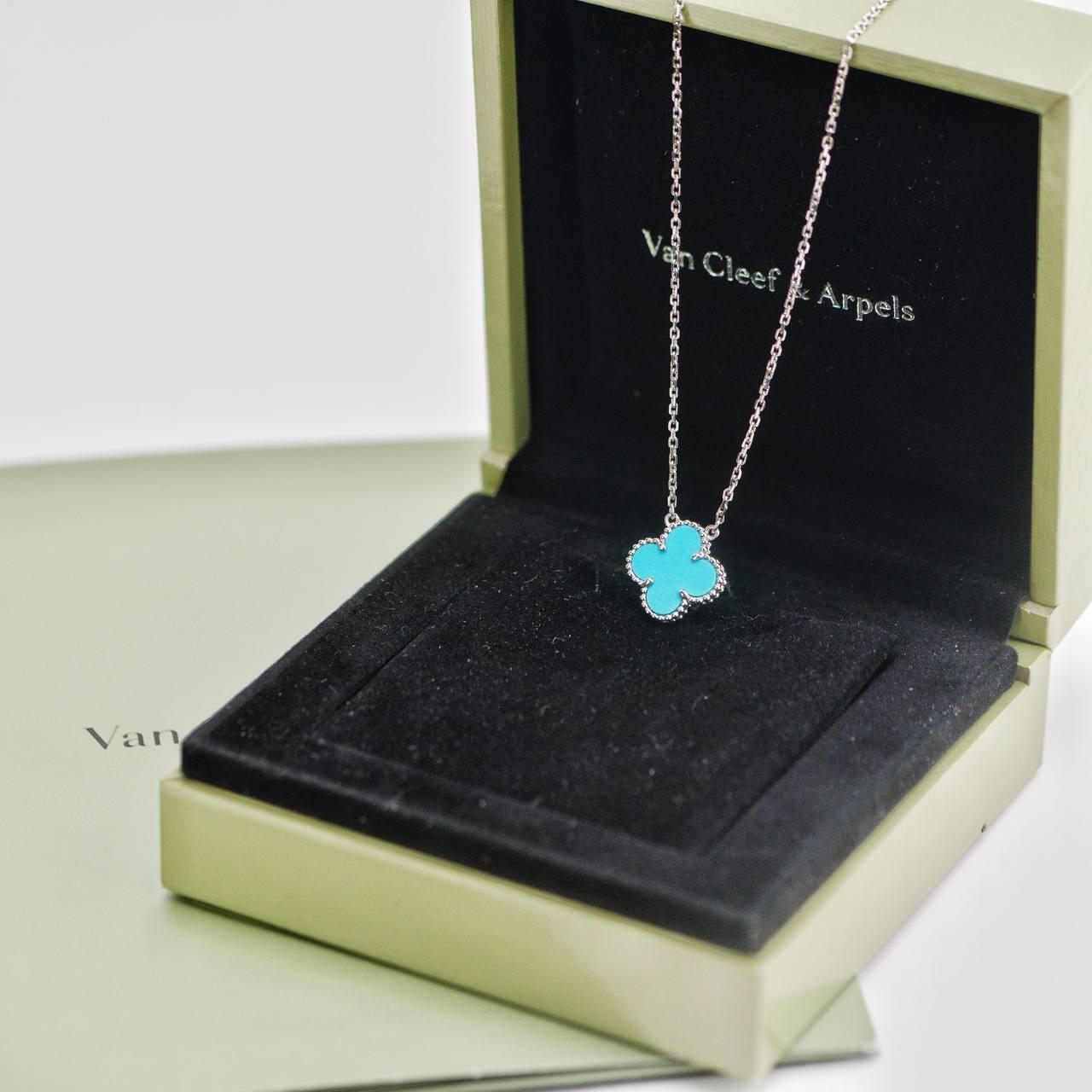 SKU	33301737
Kommt mit	Vollständiger Satz (Box + Karte)
Datum	2014
Modell	VCARB87000
Seriennummer	JB******
Metall	18k Weißgold
Steine	Türkis
Gewicht	5.18 g
Länge	42 cm
Breite	1.5 cm
Bedingung	Ausgezeichnet
_____________________________
Wenn Sie an