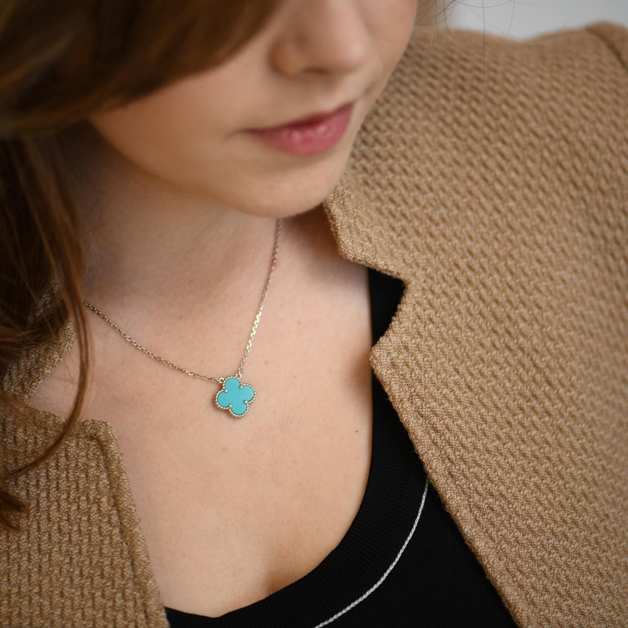 Van Cleef & Arpels Vintage Alhambra Halskette mit Anhänger aus 18 Karat Weißgold mit Türkis-Anhänger (Ungeschliffen) im Angebot