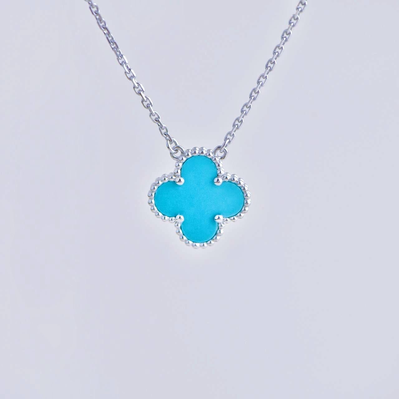 Van Cleef & Arpels Vintage Alhambra Halskette mit Anhänger aus 18 Karat Weißgold mit Türkis-Anhänger im Zustand „Hervorragend“ im Angebot in Banbury, GB