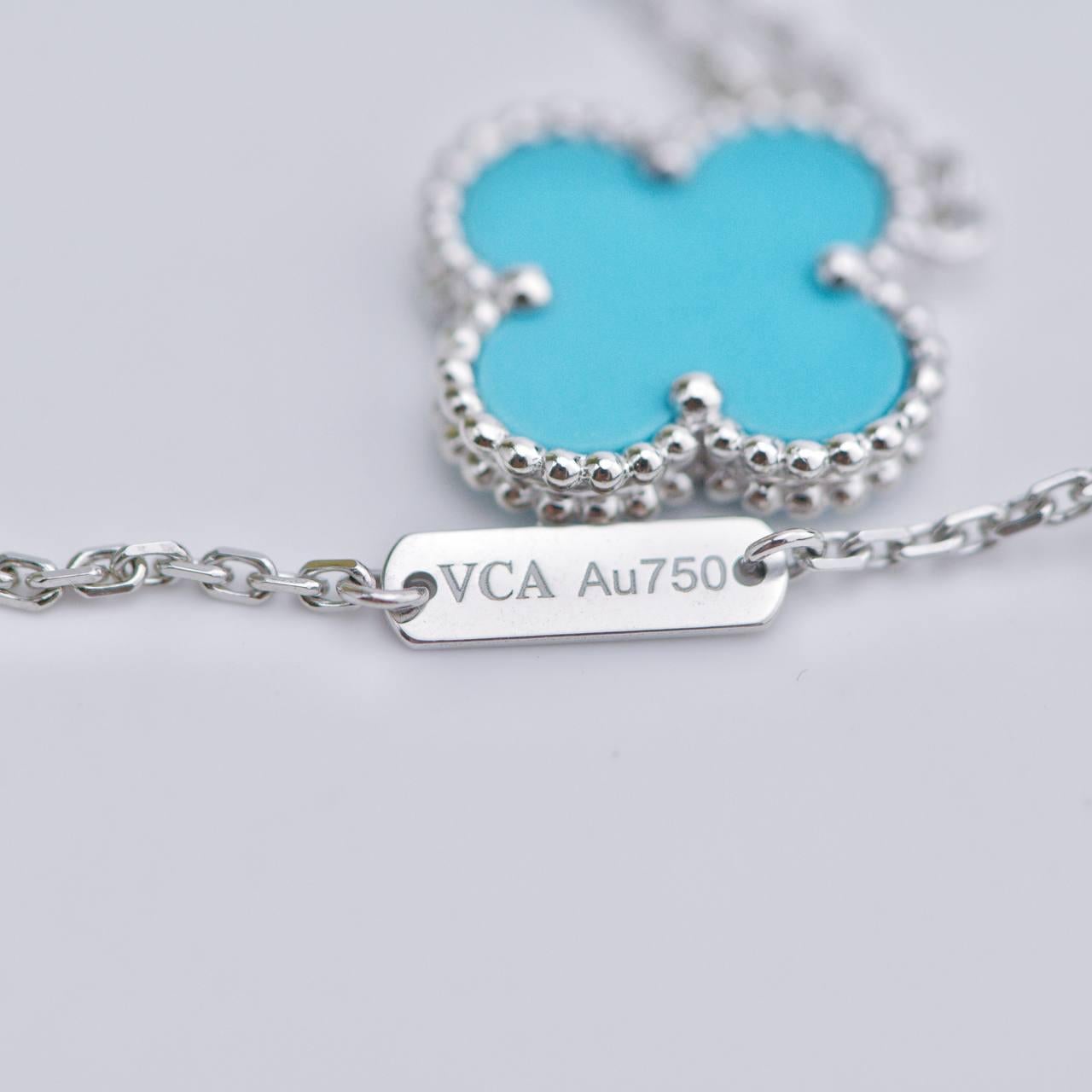 Van Cleef & Arpels Vintage Alhambra Halskette mit Anhänger aus 18 Karat Weißgold mit Türkis-Anhänger im Angebot 2