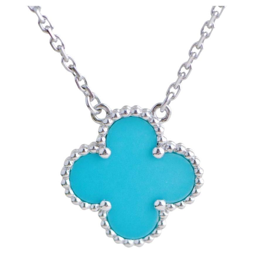 Van Cleef & Arpels, collier pendentif Alhambra vintage en or blanc 18 carats avec turquoise