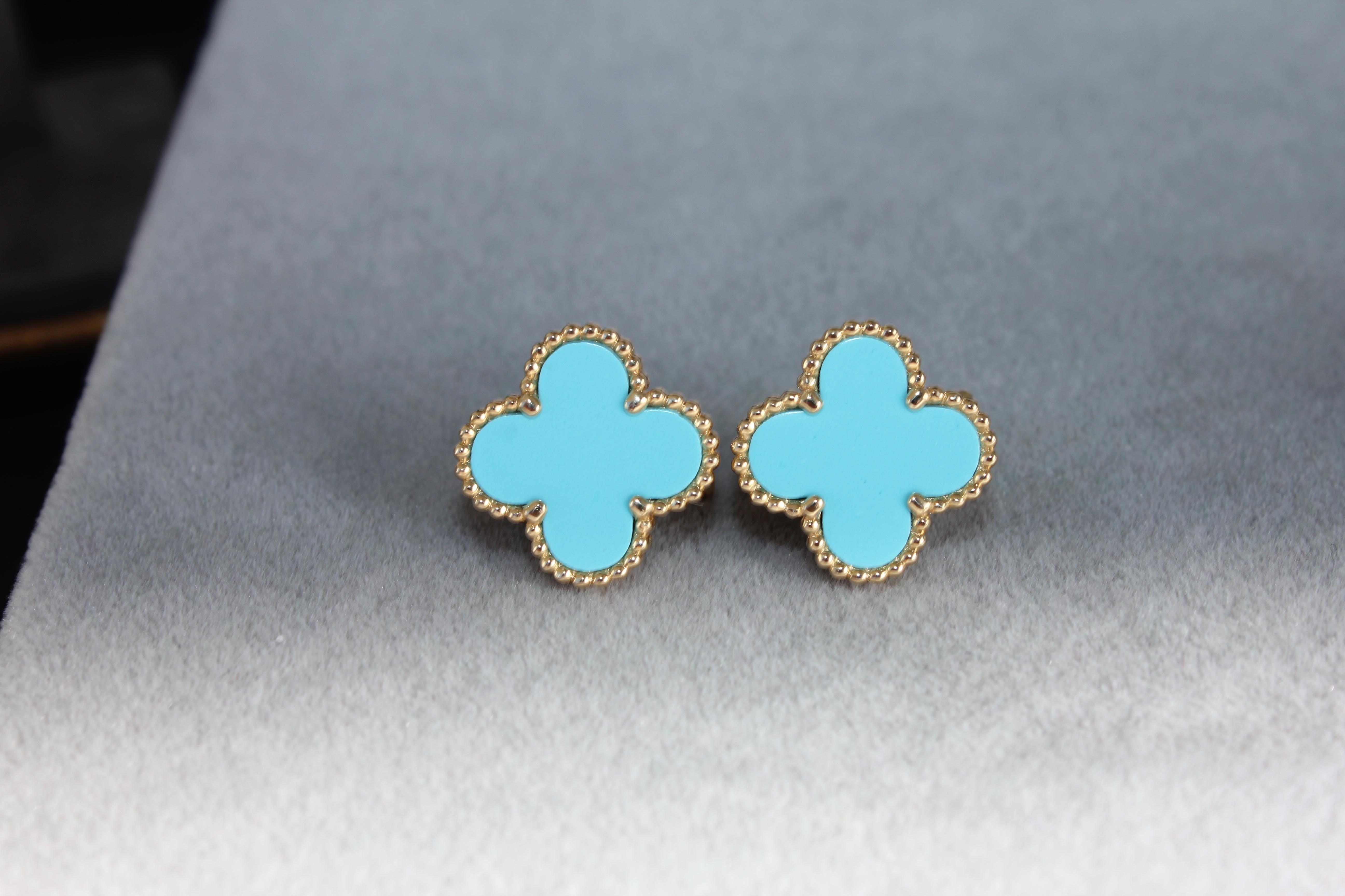 18K Yellow Gold AU 750 
Turquoise Gemstone Clovers
Turquoise has a light teal blue color and even hue.  Please review all photos and video to see how gorgeous it looks. 
Earring have been stress tested and are in very good condition - tightened a