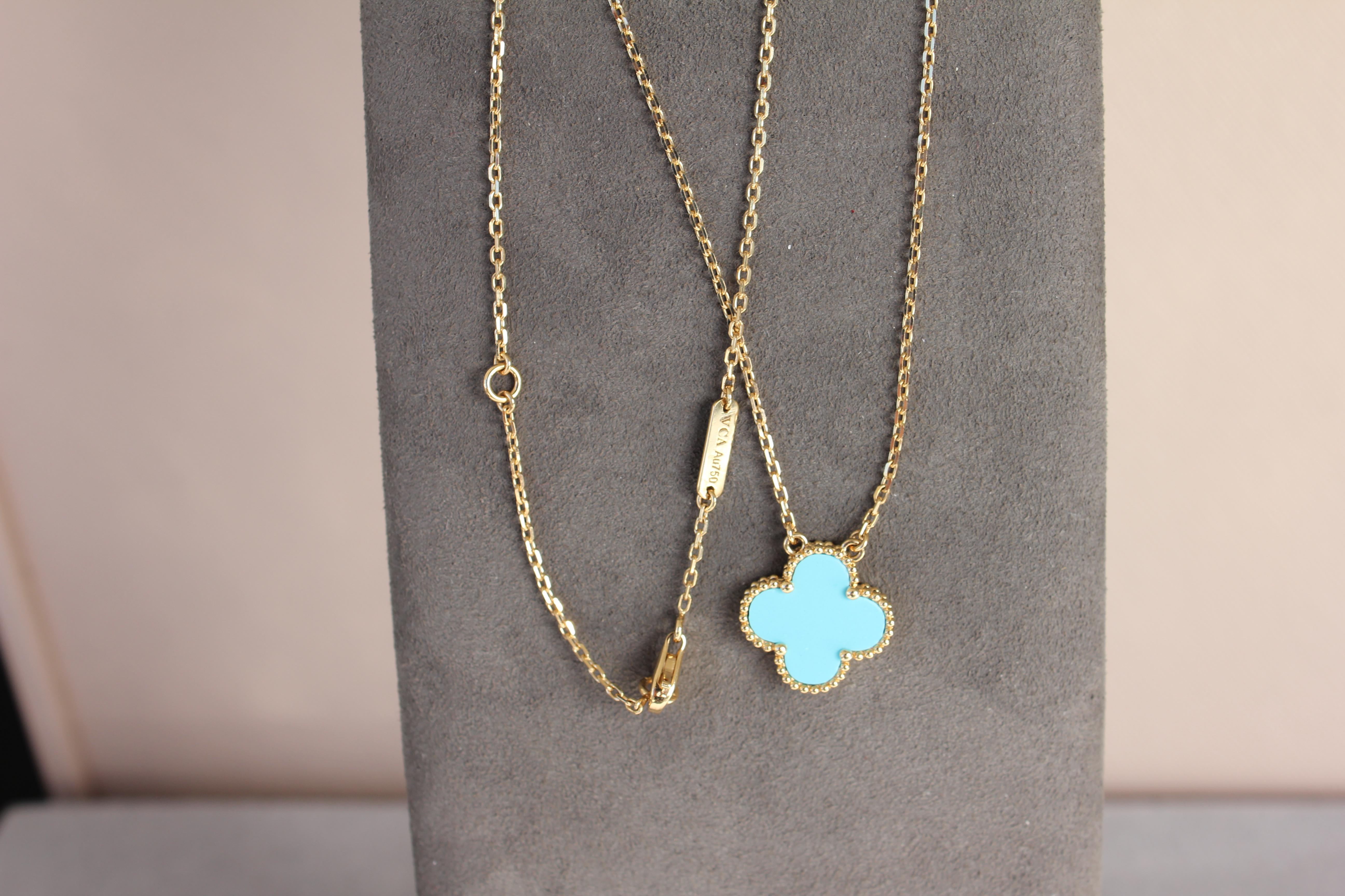 Van Cleef & Arpels Vintage Alhambra Turquoise 18K Yellow Gold Necklace Pendant For Sale 4