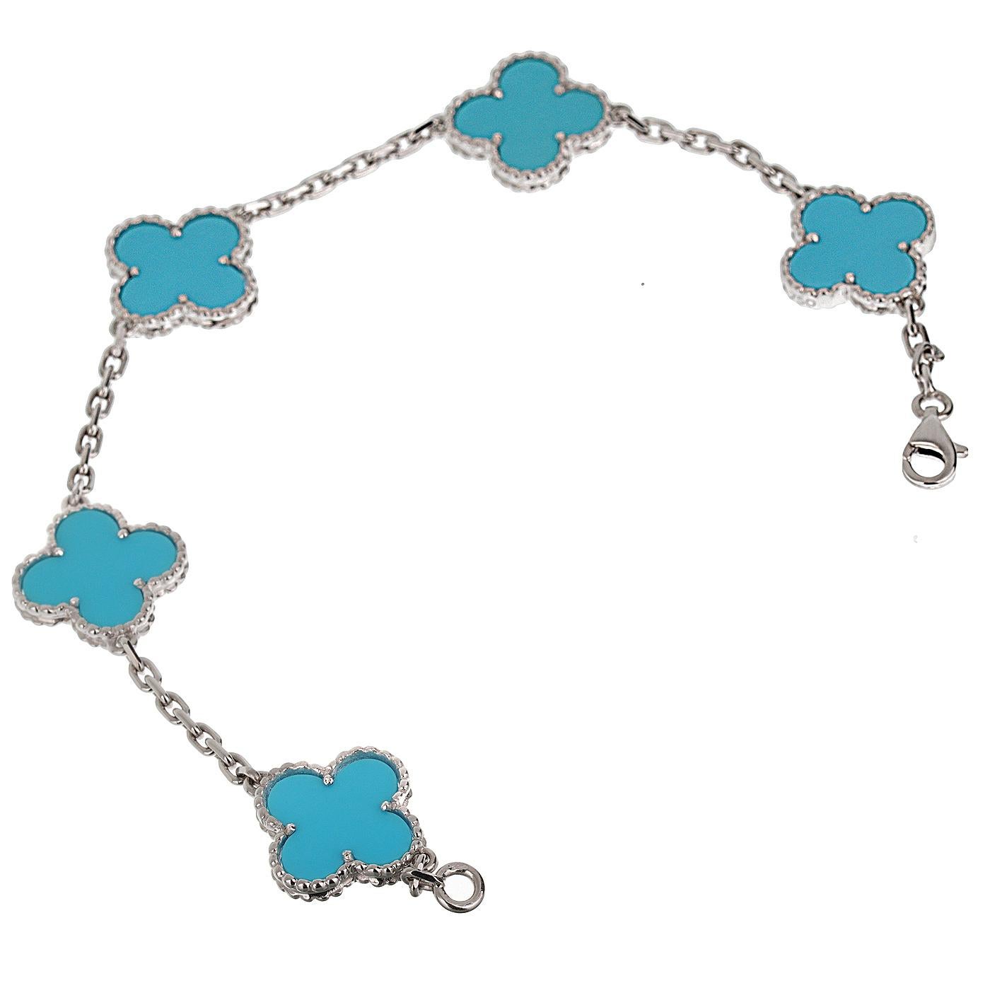 Van Cleef & Arpels Alhambra Türkis Armband aus 18 Karat Weißgold Mit 5 ikonischen vierblättrigen Motiven, besetzt mit Türkisen. Vervollständigen Sie Ihren Look mit der passenden 20 Motif Van Cleef & Arpels Türkis-Halskette, die separat erhältlich