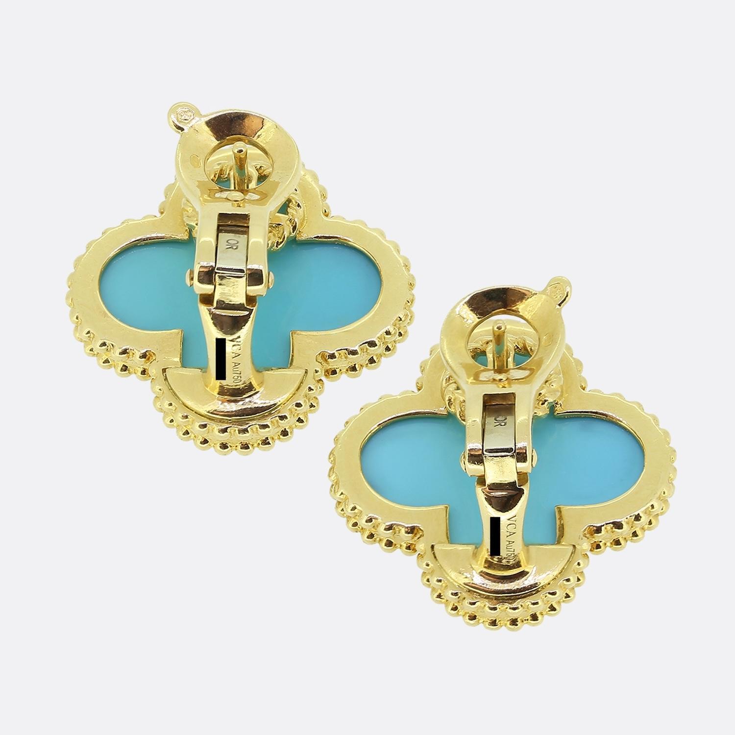 Aquí tenemos un emblemático par de pendientes de la mundialmente conocida casa de joyas de lujo Van Cleef & Arpels. Estos pendientes forman parte de la colección Alhambra Vintage y presentan dos motivos de trébol idénticos con un ribete de cuentas e