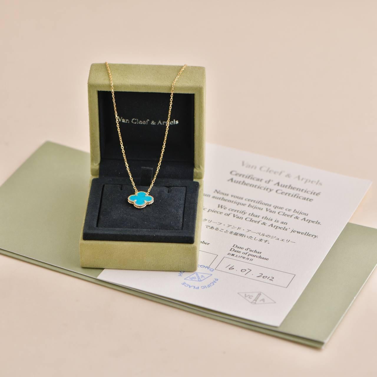 SKU	AT-2630
Livré avec	Set complet (boîte + carte)
Date	2012
Modèle	VCARA45800
Numéro de série	JB******
Métal	Or jaune 18k
Pierres	Turquoise
Poids	Environ 5 g
Longueur	Environ 42 cm
Condit	Excellent
Autres informations	Dimensions approximatives :