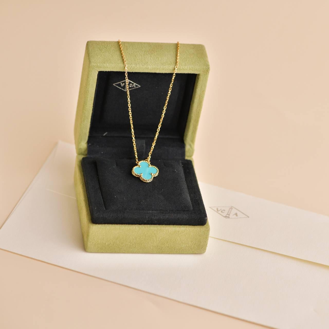 SKU	33301453
Comes With	Full Set (Box + Card)
Date	2013
Model	VCARA45700
Serial Number	J*******
Metal	18k Yellow Gold
Stones	Turquoise
Weight	Approximately 5.21 g
Length	Approximately 42 cm
Width	Approximately 1.5
