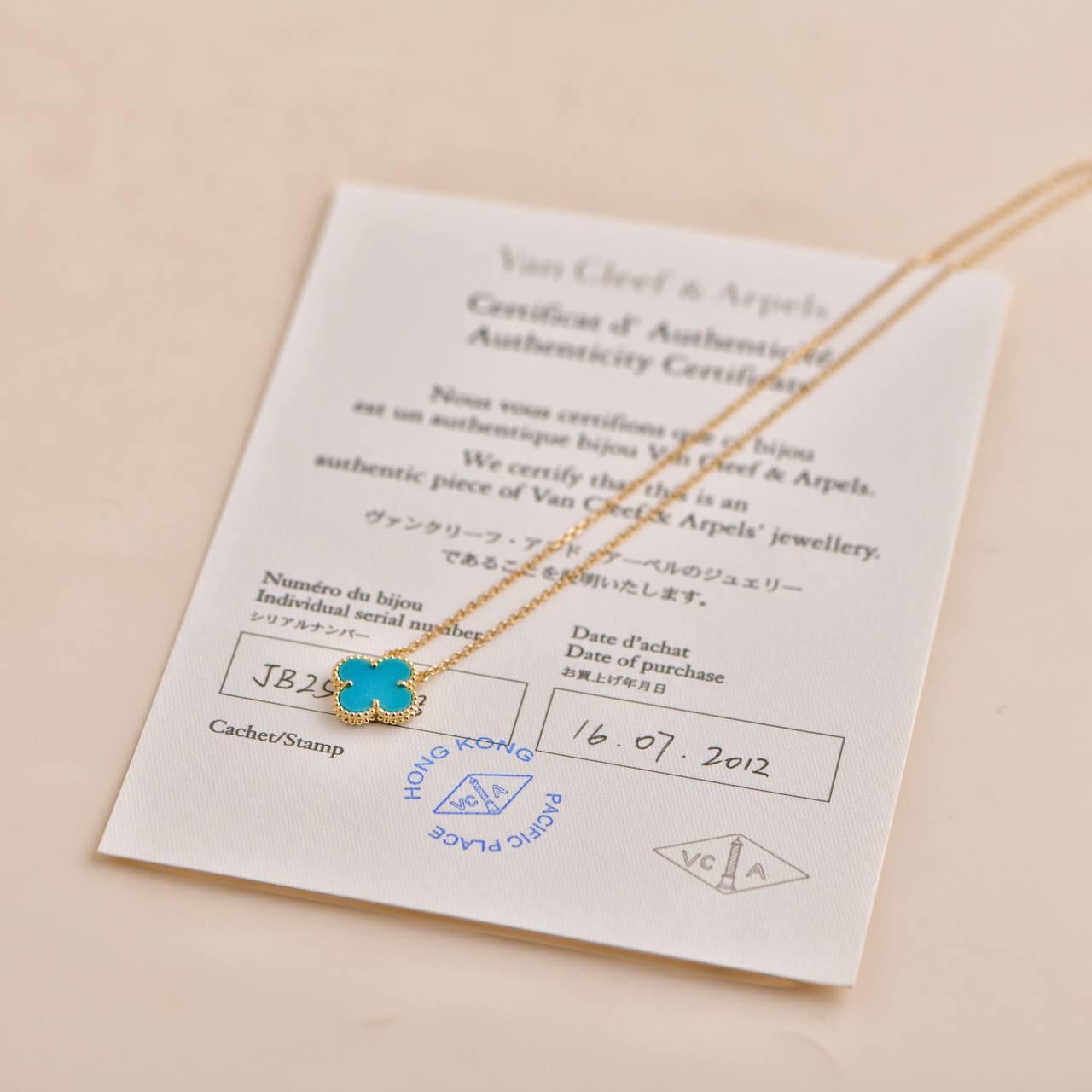 Van Cleef & Arpels, collier pendentif Alhambra vintage en or jaune 18 carats et turquoise Excellent état à Banbury, GB