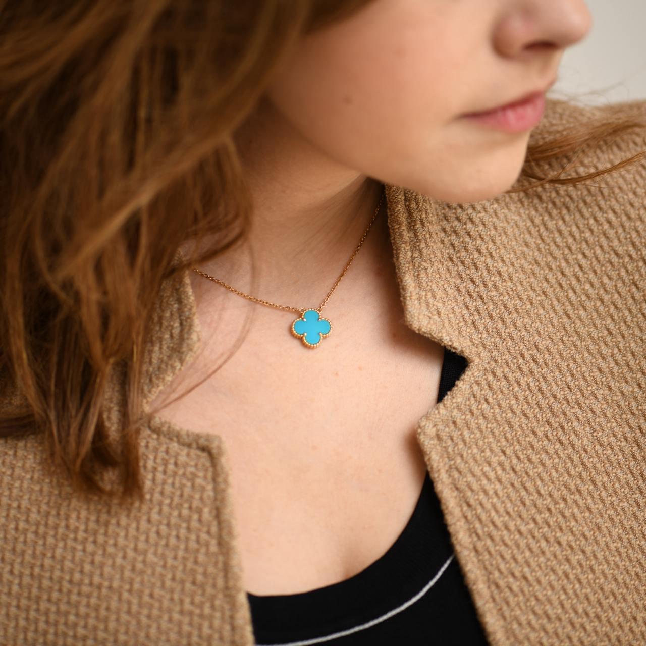 Non taillé Van Cleef & Arpels, collier pendentif Alhambra vintage en or jaune 18 carats et turquoise