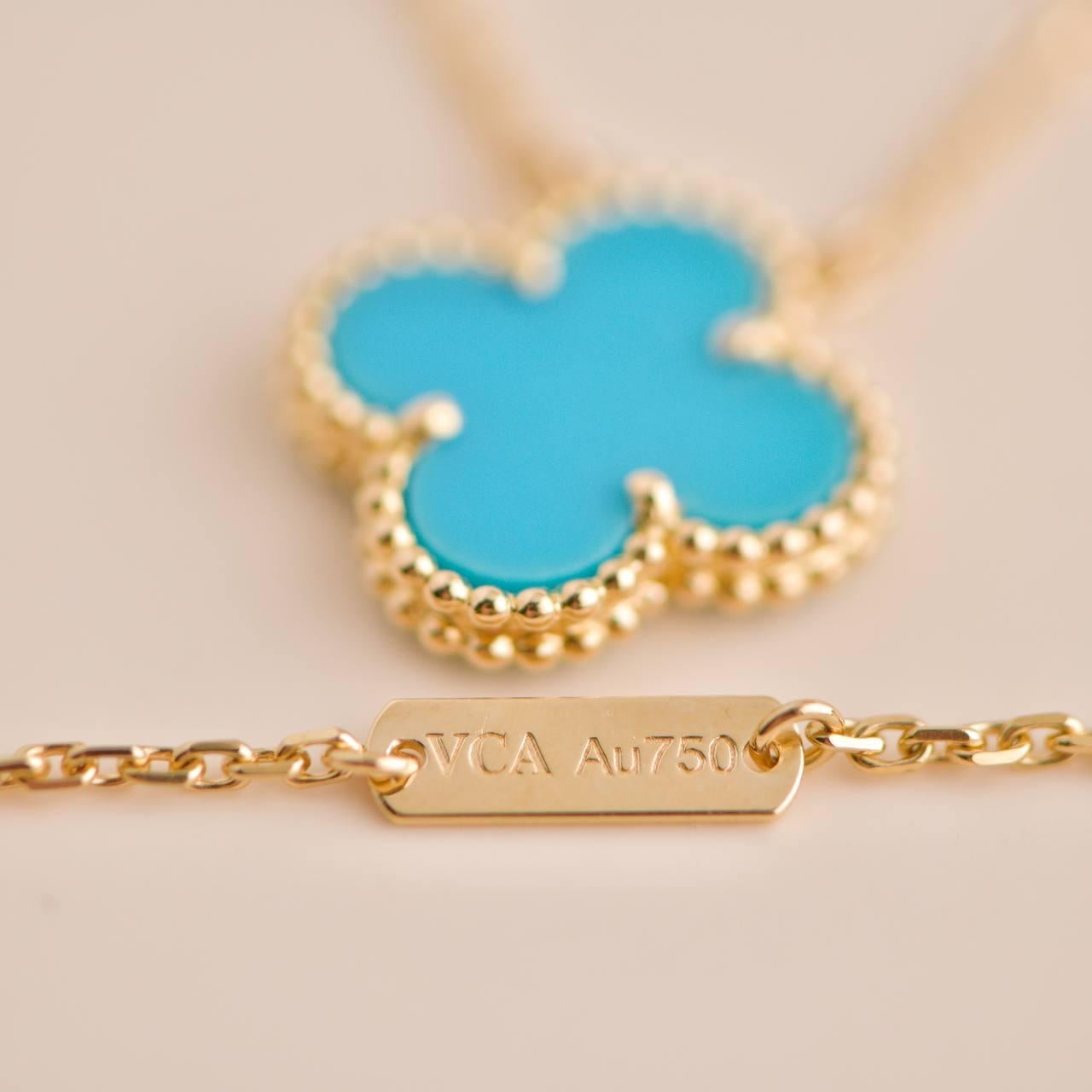 Van Cleef & Arpels, collier pendentif Alhambra vintage en or jaune 18 carats et turquoise 3