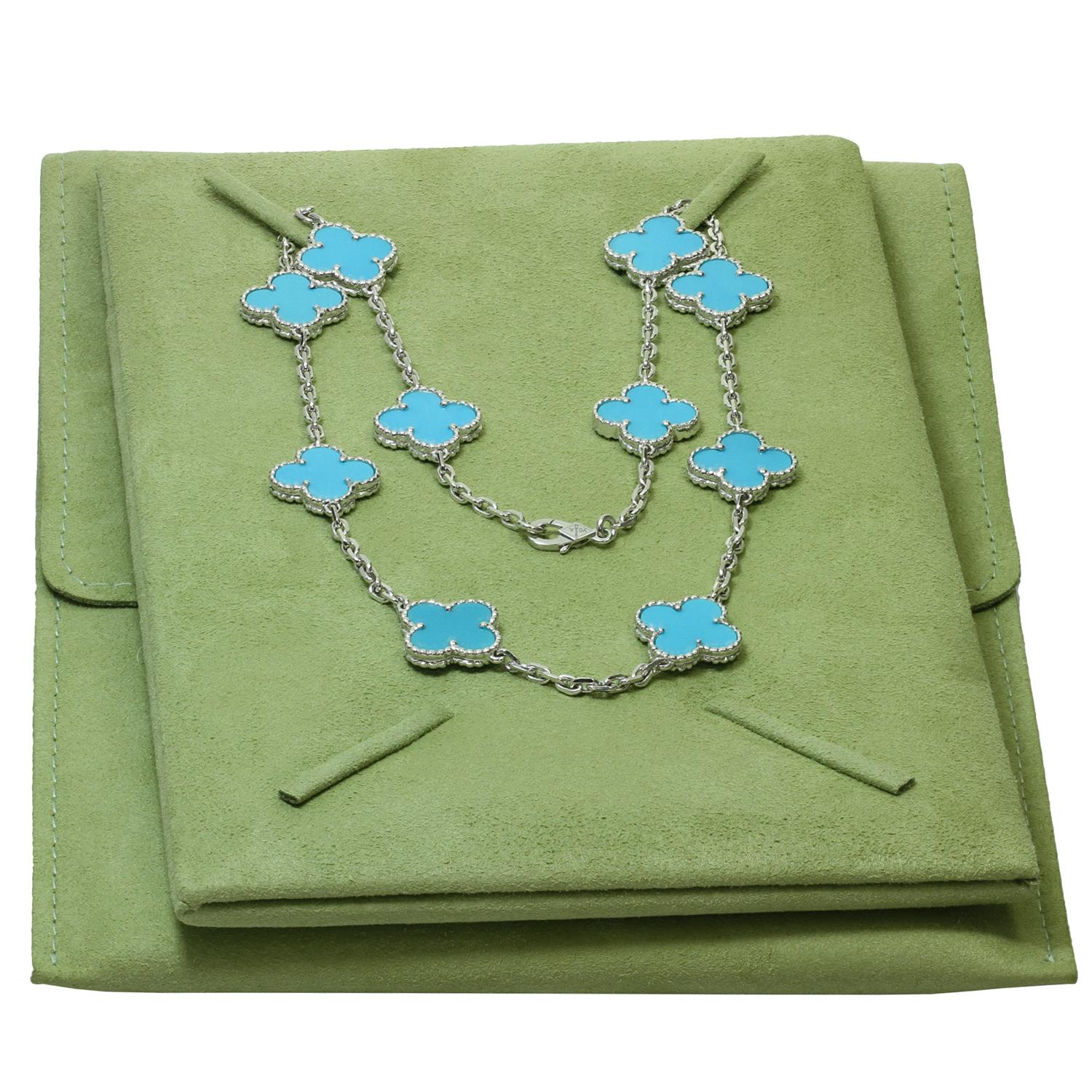 Ce magnifique collier rare Van Cleef & Arpels de la collection Vintage Alhambra est réalisé en or blanc 18 carats et comporte 10 motifs de trèfles porte-bonheur incrustés de turquoises bleues dans des sertissages de perles rondes. Fabriqué en France