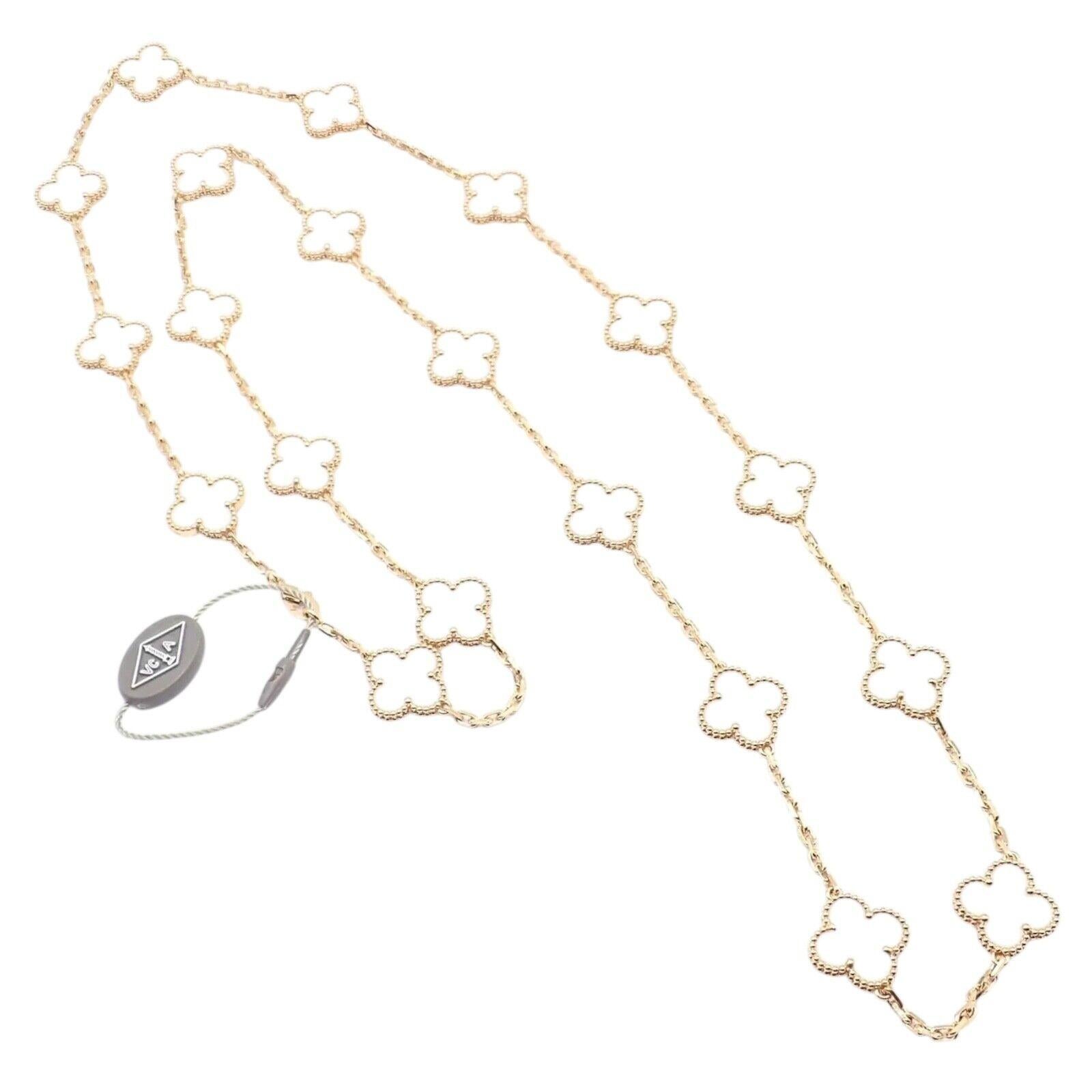 Cristallo di rocca Alhambra a venti motivi in oro giallo 18k. Collana di  Van Cleef & Arpels. 
Realizzata in modo squisito, la collana Van Cleef & Arpels in oro giallo 18k 20 Motif Alhambra Rock Crystal è un esempio di eleganza senza tempo. 

Ogni