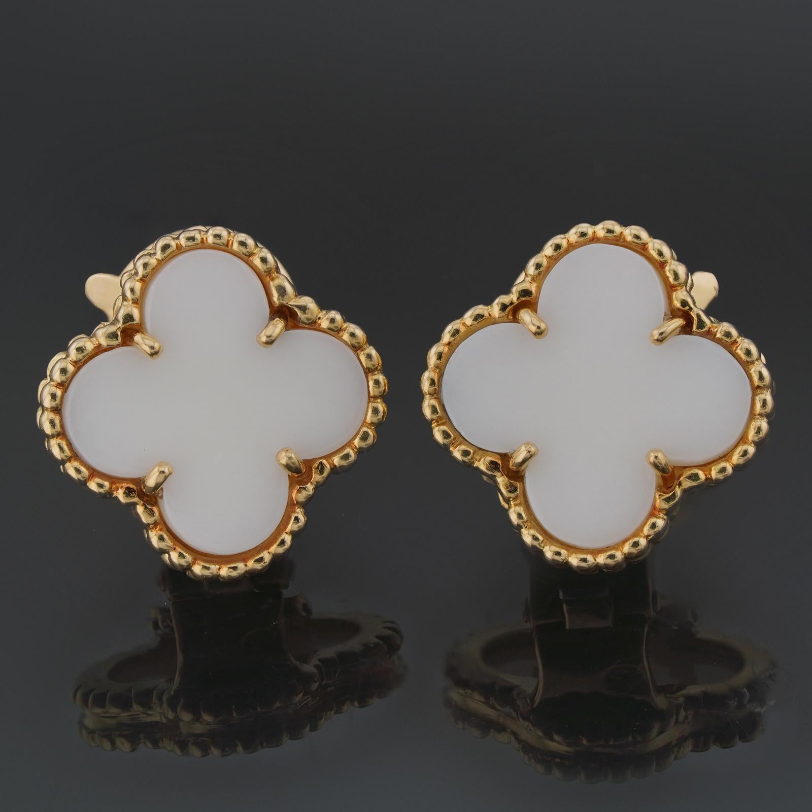 Diese atemberaubenden Hebelohrringe von Van Cleef & Arpels aus der kultigen Vintage Alhambra-Kollektion zeichnen sich durch das Glücksklee-Design aus, das in 18 Karat Gelbgold gefertigt und mit natürlichen  weiße Koralle. Hergestellt in Frankreich