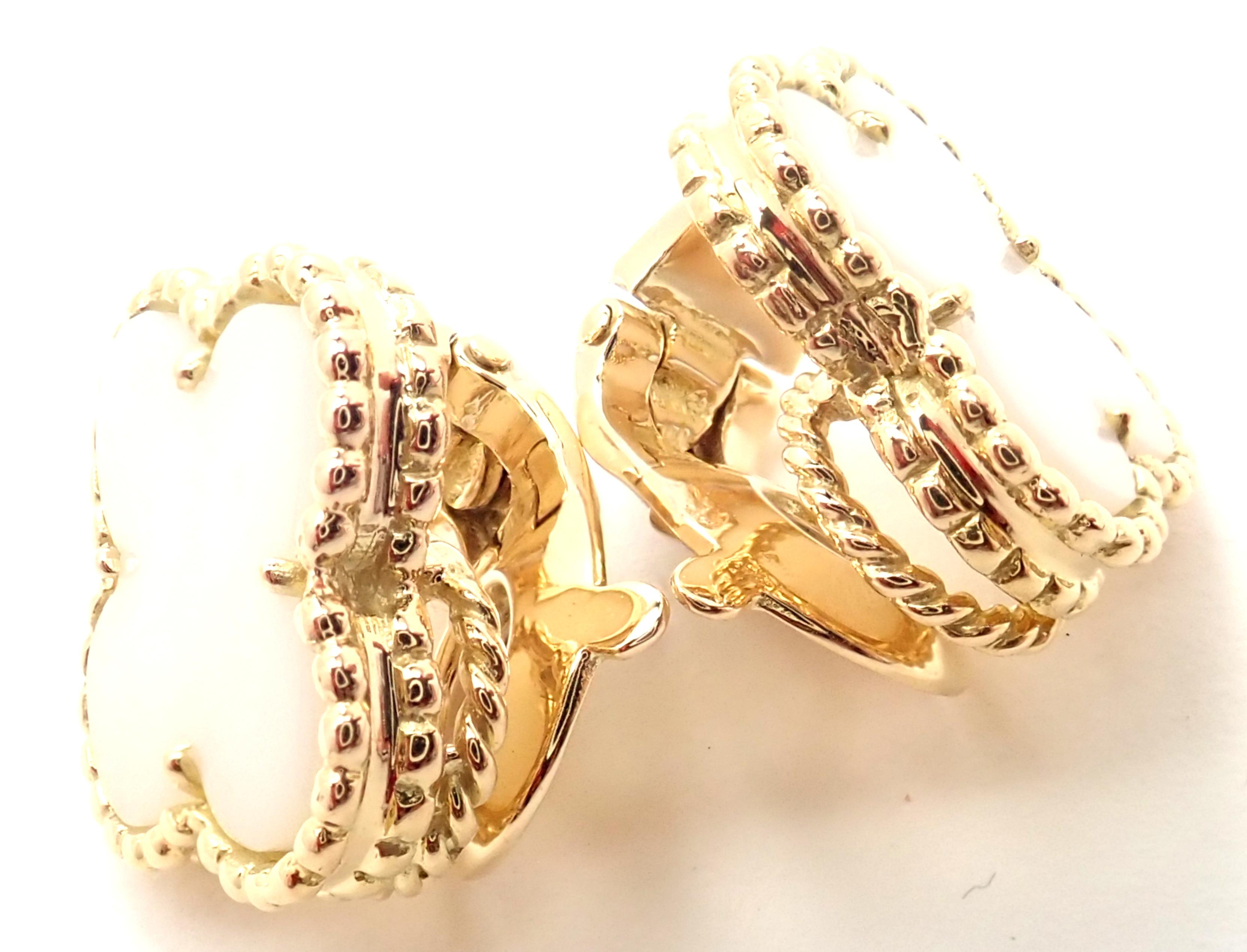 18k Gelbgold Vintage Alhambra White Coral Ohrringe von Van Cleef & Arpels. 
Mit 2 weißen Korallensteinen in Alhambra-Form: je 15 mm. 
Diese Ohrringe sind für nicht gepiercte Ohren gedacht, können aber durch Hinzufügen von Stiften auch für gepiercte