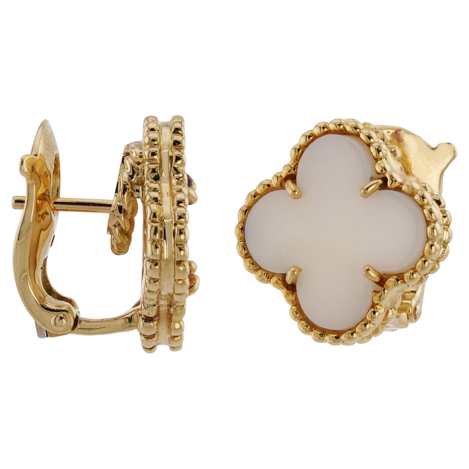 VAN CLEEF & ARPELS Vintage Alhambra Ohrringe aus Gelbgold mit weißer Koralle und Gelbgold (Gemischter Schliff) im Angebot