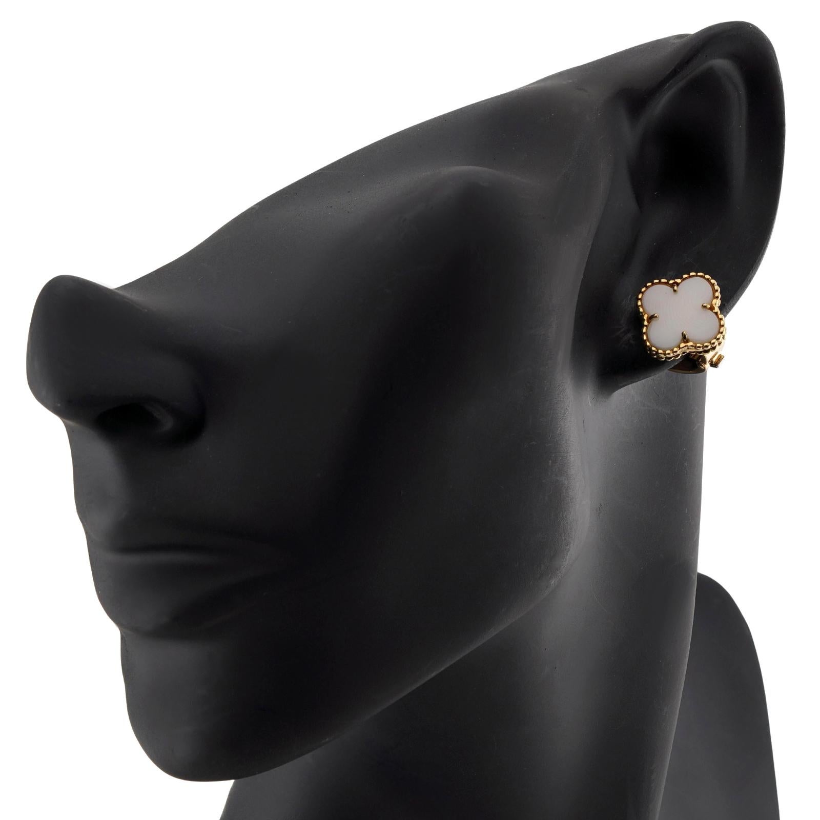 VAN CLEEF & ARPELS Vintage Alhambra Ohrringe aus Gelbgold mit weißer Koralle und Gelbgold im Zustand „Hervorragend“ im Angebot in New York, NY