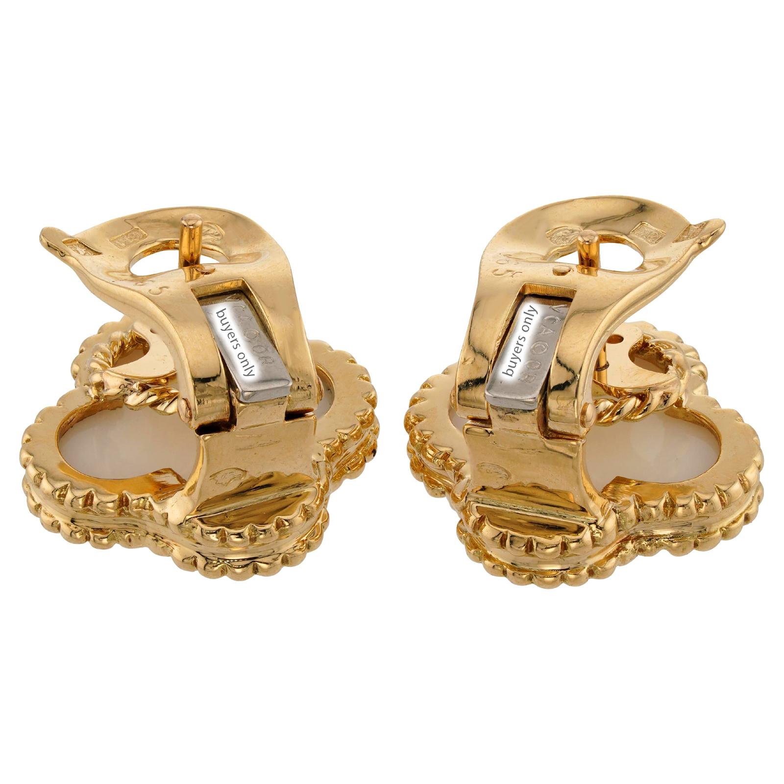 VAN CLEEF & ARPELS Vintage Alhambra Ohrringe aus Gelbgold mit weißer Koralle und Gelbgold Damen im Angebot
