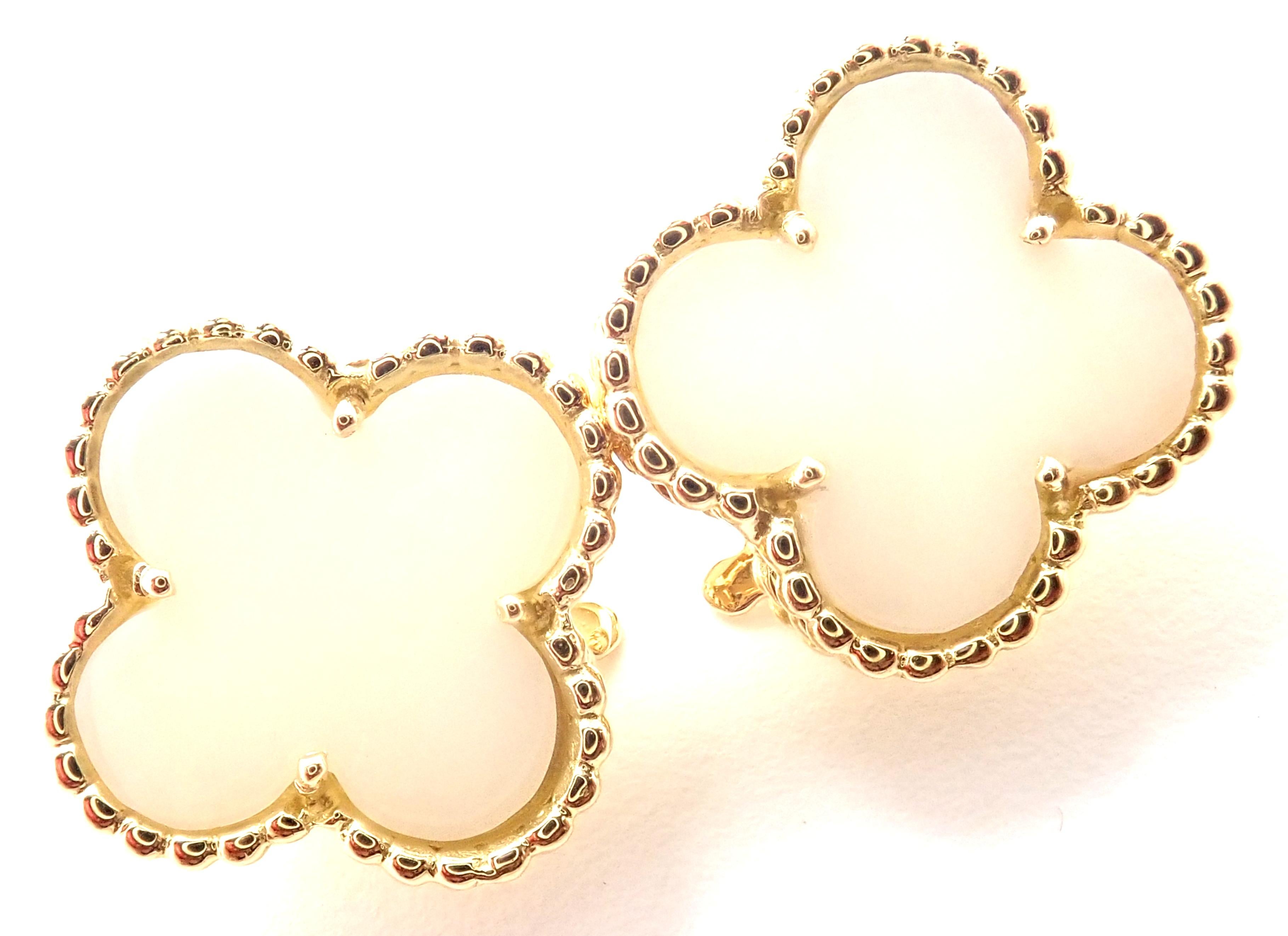 Van Cleef & Arpels Boucles d'oreilles vintage Alhambra en or jaune, corail blanc et corail en vente 1