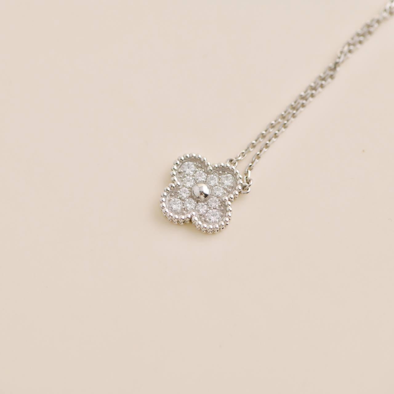 Taille brillant Van Cleef & Arpels, collier pendentif vintage Alhambra en or blanc pavé de diamants en vente