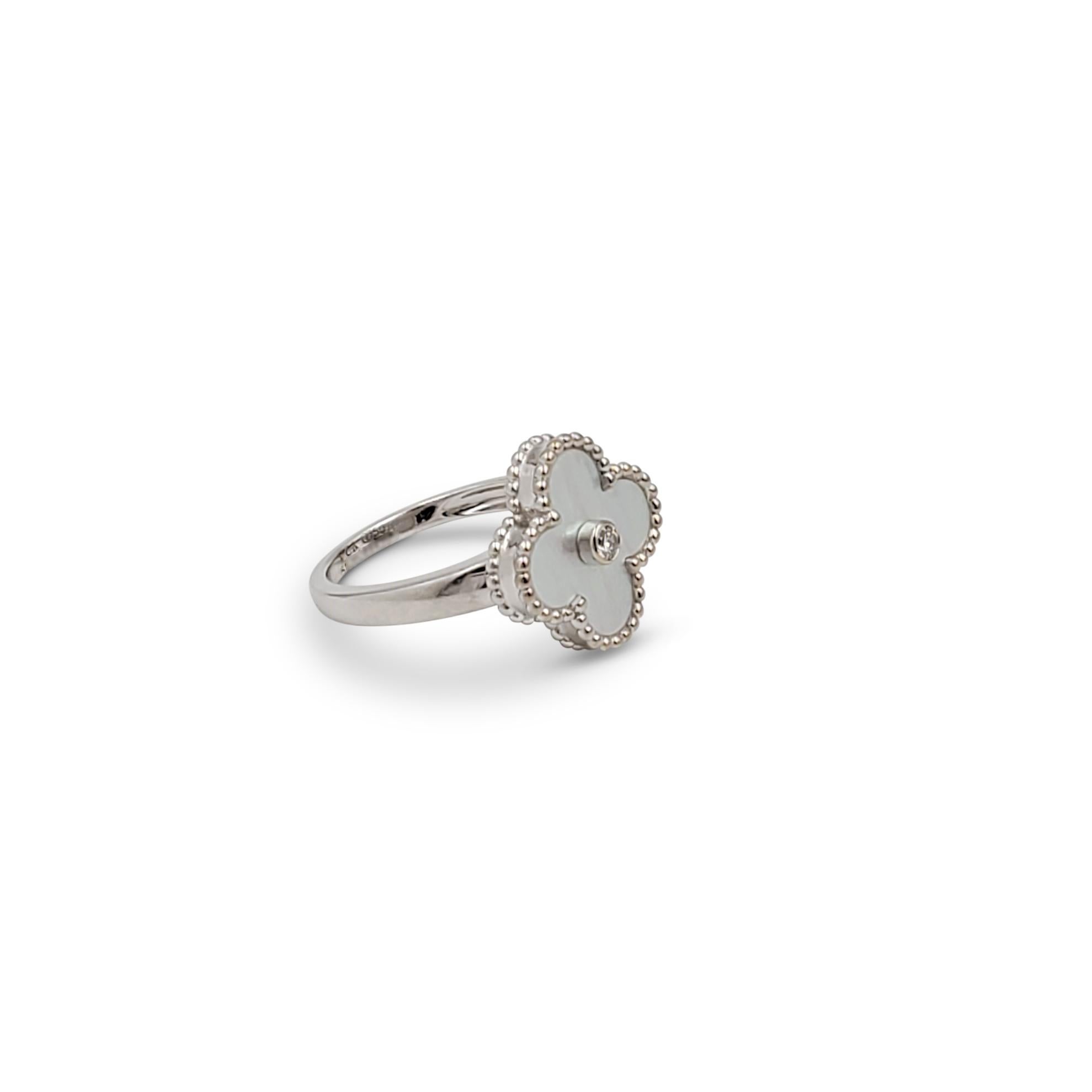 Van Cleef & Arpels 'Vintage Alhambra' Weißgold Perlmutt Diamant Ring im Zustand „Hervorragend“ in New York, NY