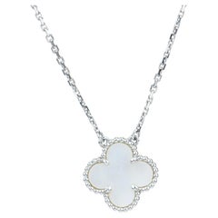 Van Cleef & Arpels Vintage Alhambra Halskette mit Perlmutt-Anhänger aus Weißgold
