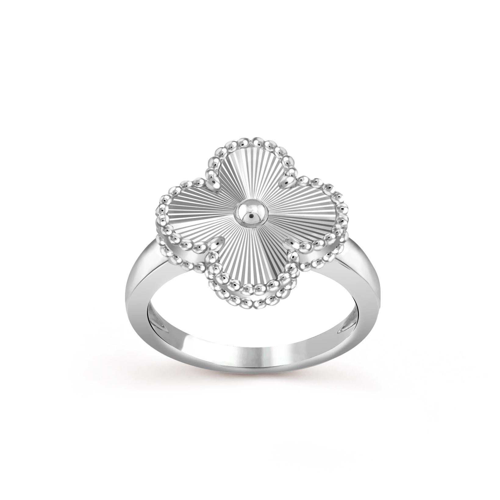  Wunderschöner Ring des famosen Designers Van Cleef & Arpels. Das Design ist als Vintage Alhambra Ring bekannt, Guillochierung in 18 Karat Weißgold.

Der Ring ist zeitlos und klassisch, ideal für das tägliche Tragen. Der Ring hat die Größe 54 und