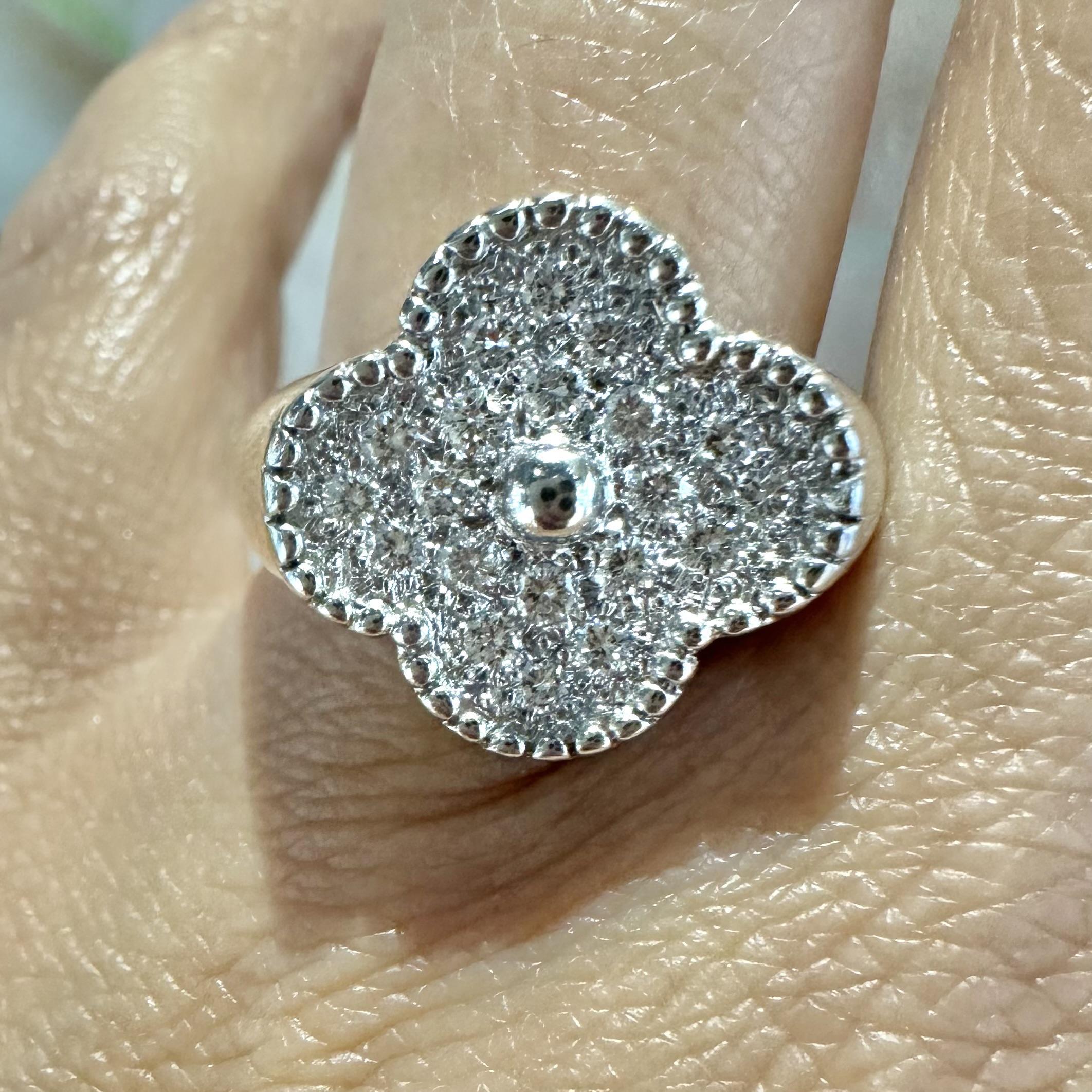 Van Cleef & Arpels Vintage Alhambra Weißgoldring aus Weißgold mit Diamanten im Zustand „Gut“ in Miami, FL