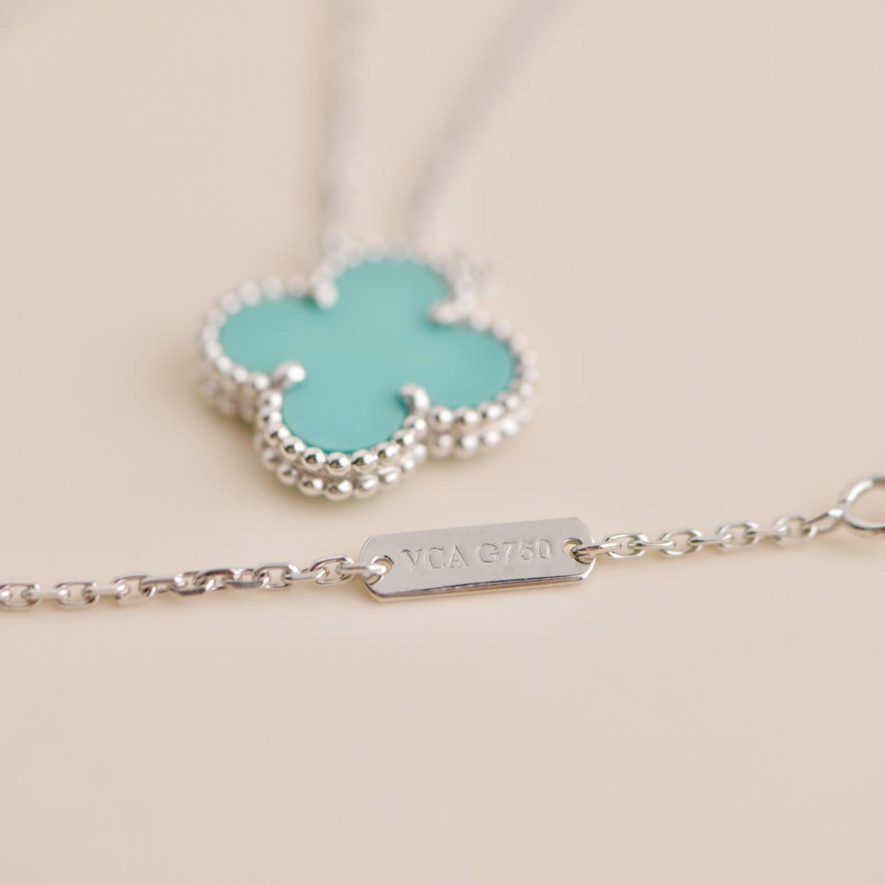 Van Cleef & Arpels Vintage Alhambra White Gold Turquoise Pendant Necklace In Excellent Condition For Sale In Banbury, GB