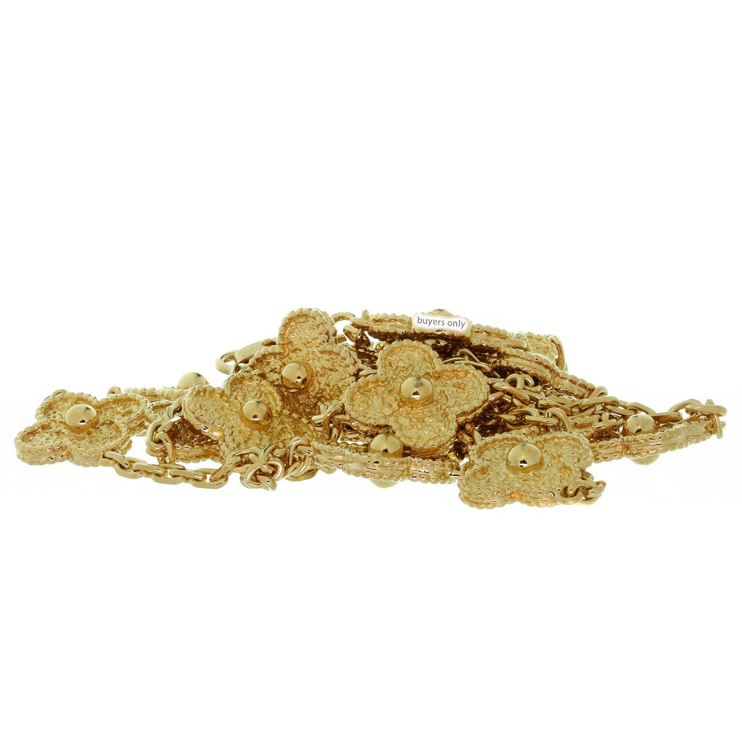 Diese klassische, lange Halskette von Van Cleef & Arpels aus der kultigen Vintage Alhambra-Kollektion ist aus 18 Karat Gelbgold gefertigt und zeigt 20 Glücksklee-Motive mit runden Perlenrändern. Hergestellt in Frankreich in den 2000er Jahren. 