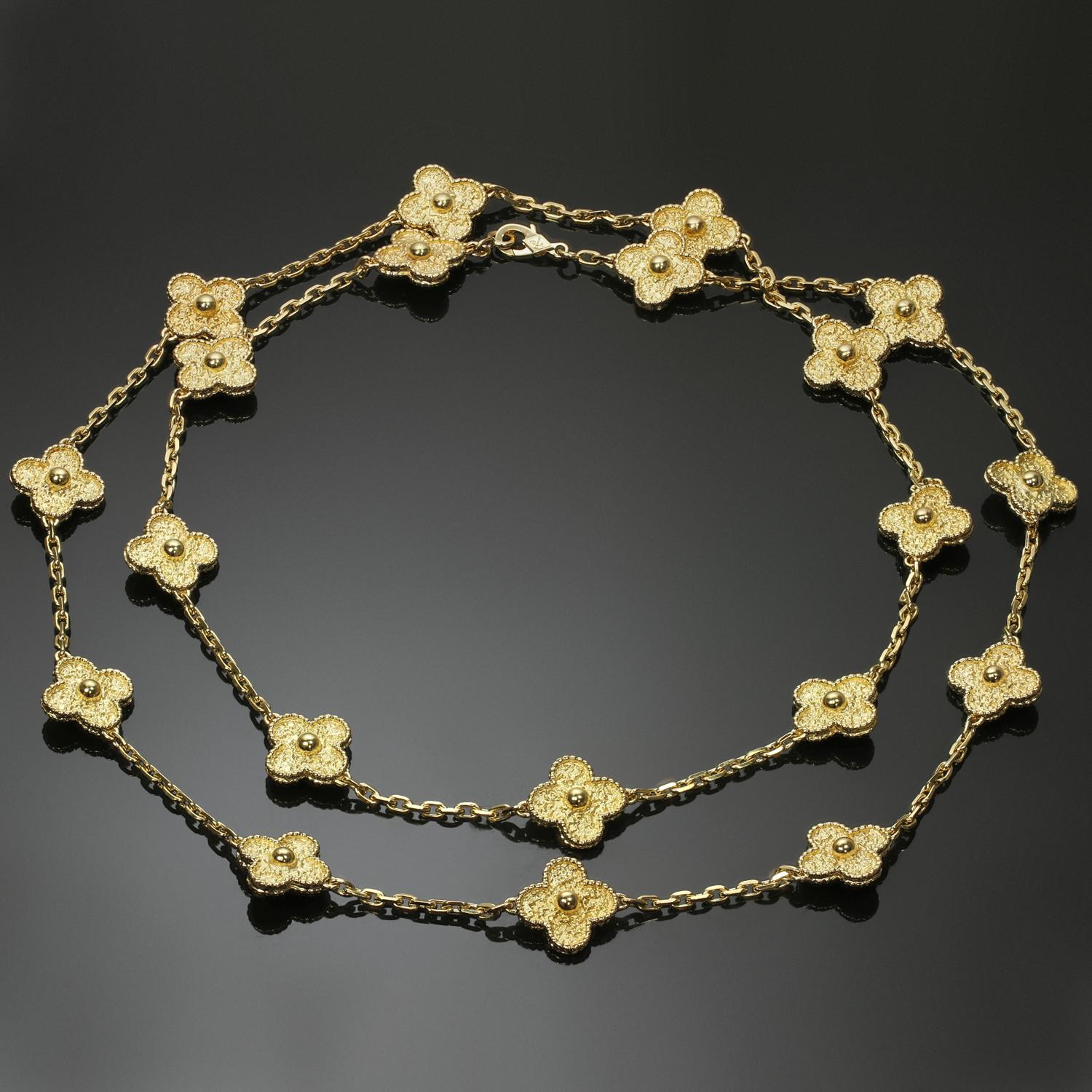 Van Cleef & Arpels Vintage Alhambra Gelbgold lange Halskette mit 20 Motiven im Zustand „Hervorragend“ in New York, NY