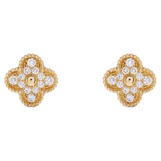 Diese klassischen Vintage-Ohrringe von Van Cleef & Arpels sind  Sie sind aus 18-karätigem Gelbgold gefertigt und zeigen 2 Glücksklee-Motive, die mit Malachit in runden Perlenfassungen eingelegt sind. Hergestellt in Frankreich ca. 2000 Maße: 0,59